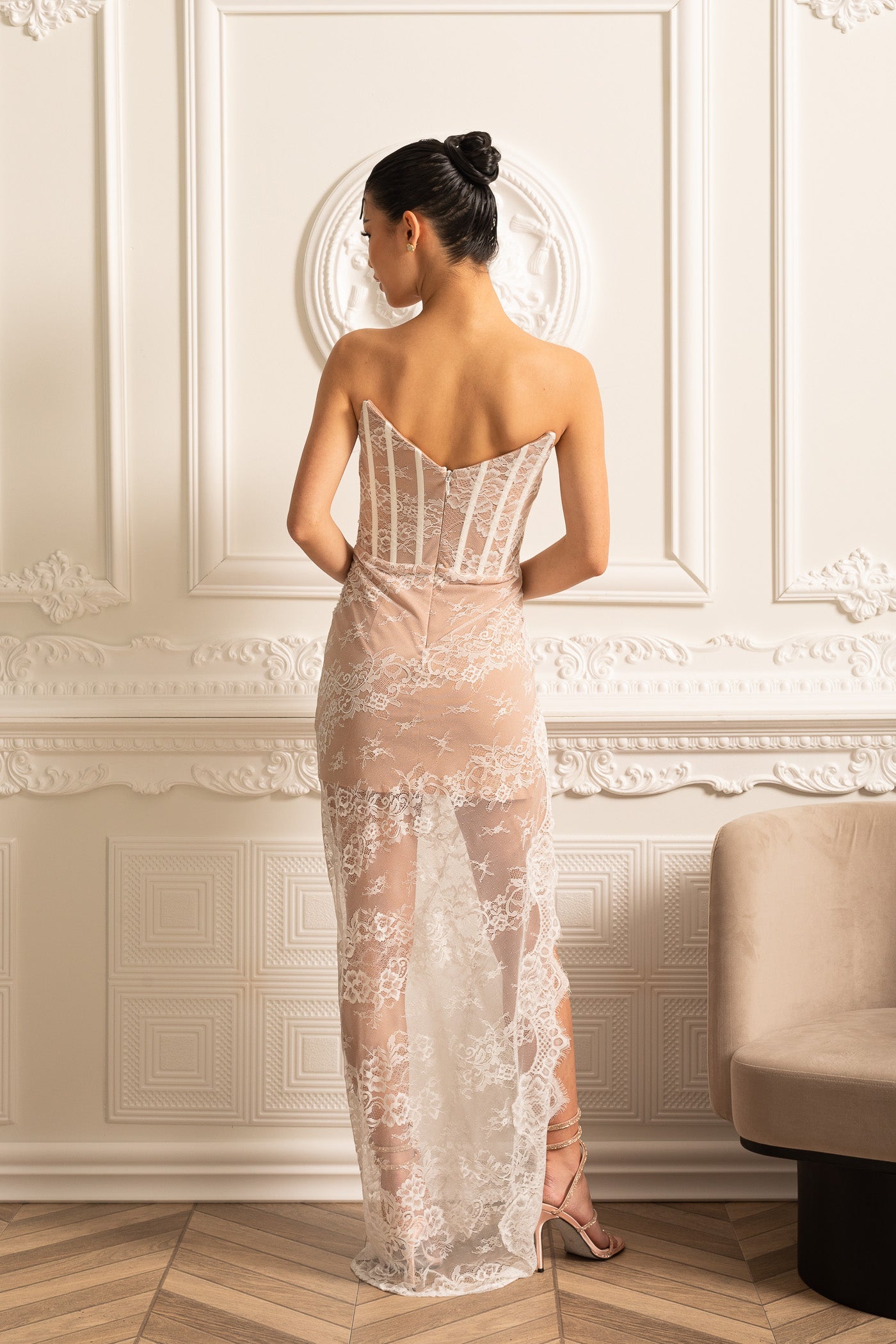 فستان دانتيل رقيق بياقة مزينة بالريش - أبيض 