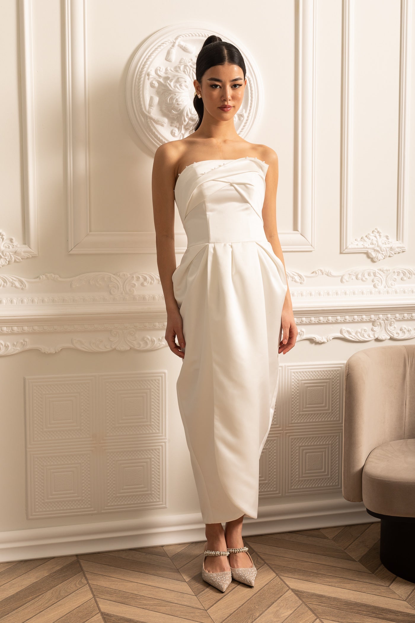 فستان ميدي بدون أكتاف مع تفاصيل كشكش على الصدر - أبيض 