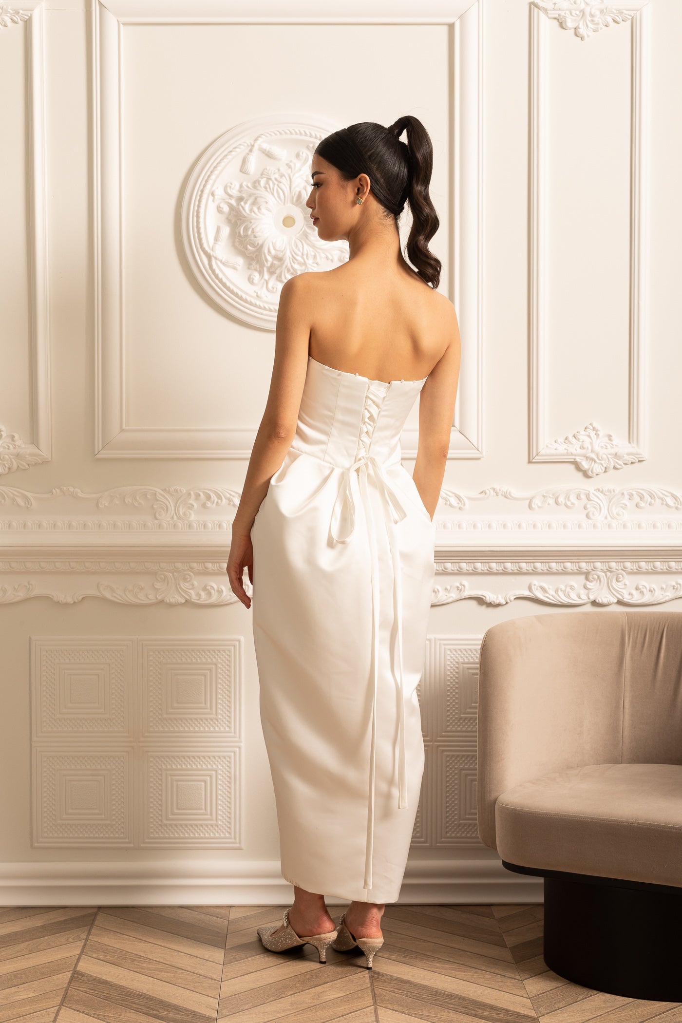 فستان ميدي بدون أكتاف مع تفاصيل كشكش على الصدر - أبيض 