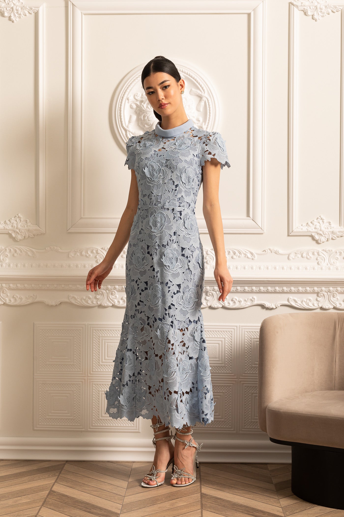 Floral Pattern Lace Dress With High Collar And Midi Skirt - Blue