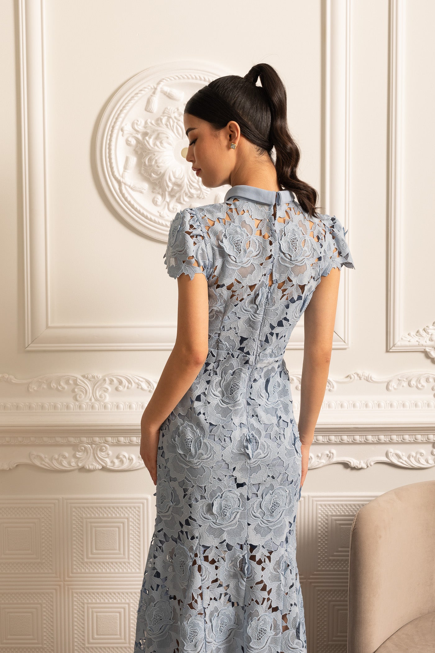 Floral Pattern Lace Dress With High Collar And Midi Skirt - Blue