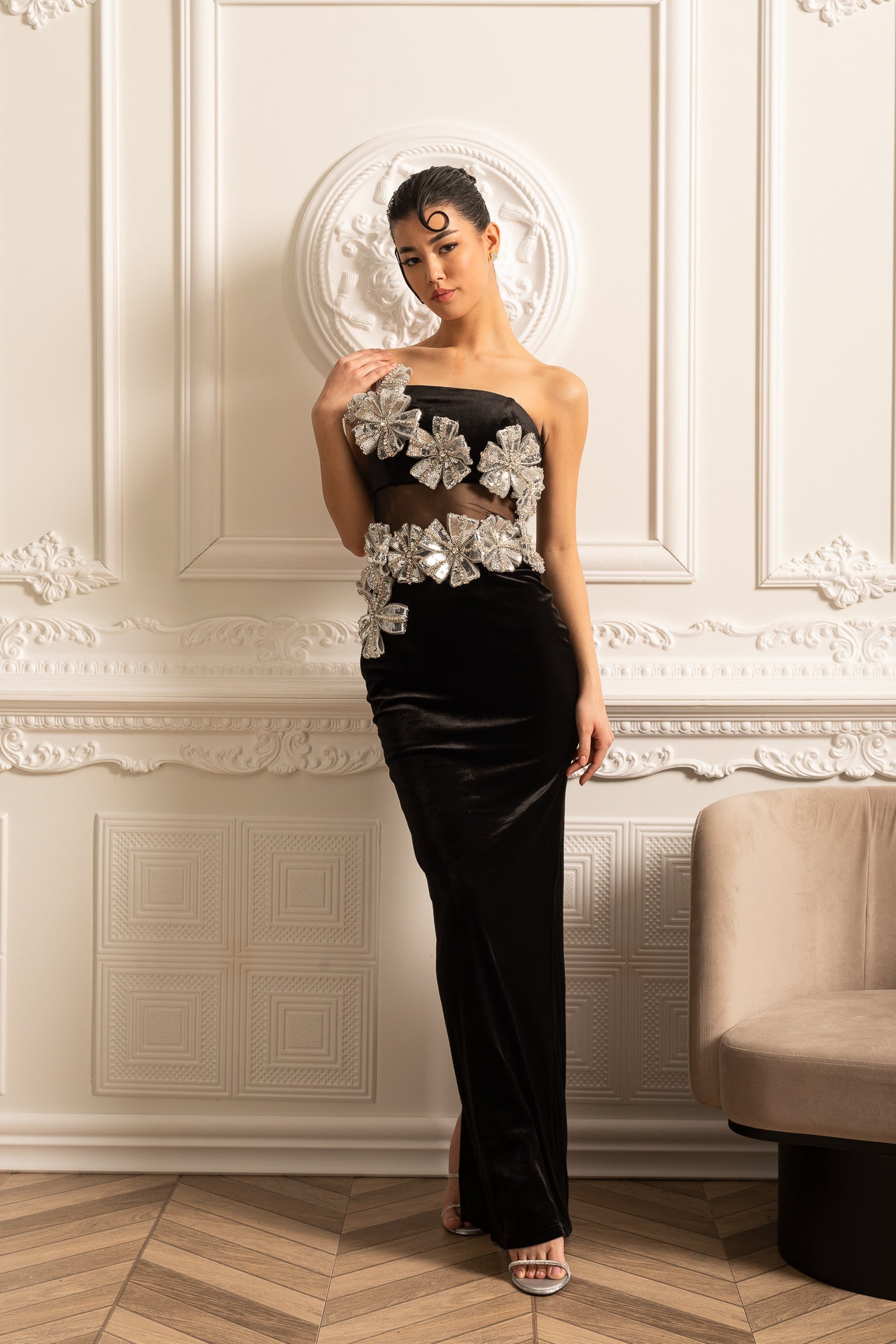 فستان أنيق بتفاصيل زهرية فضية وتنورة ماكسي - أسود 