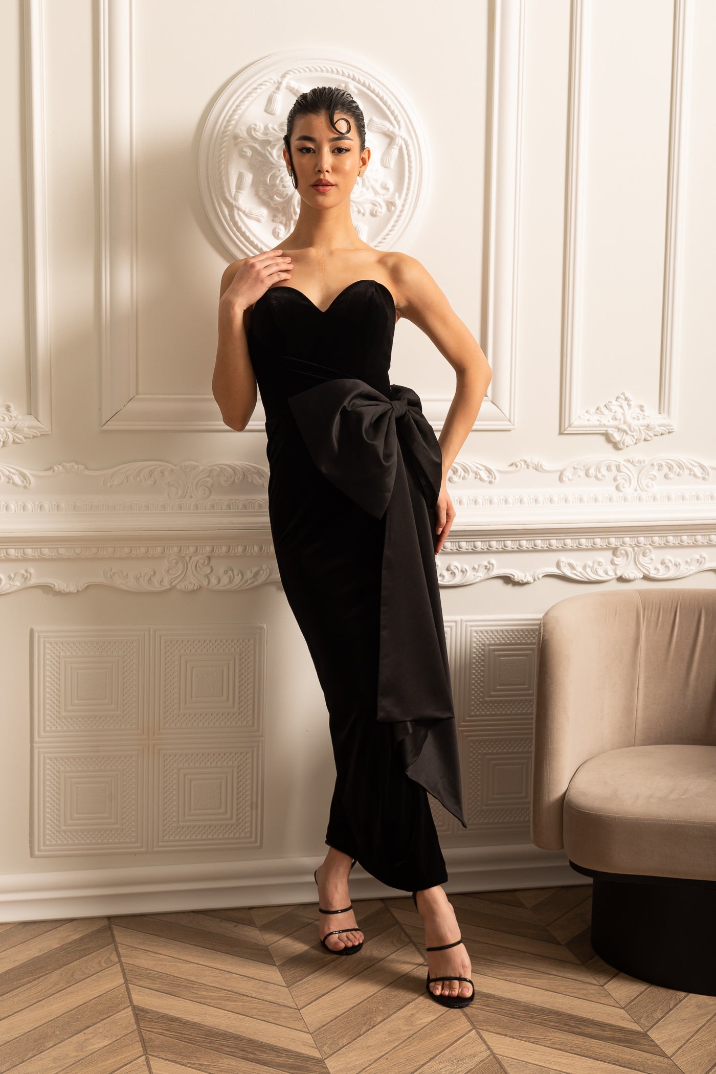 Elegant Strapless Dress With Draped Satin Bow - Black