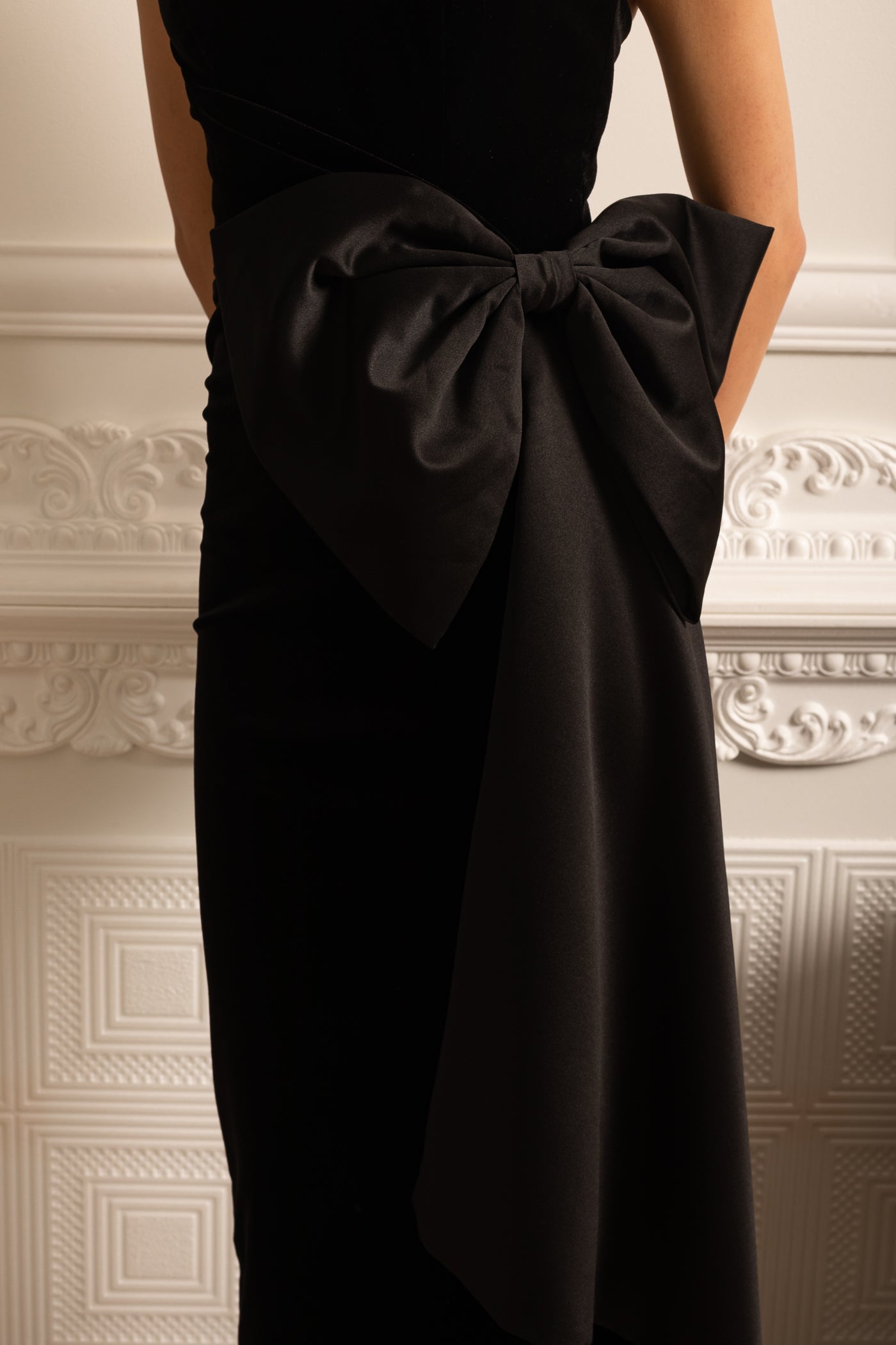 Elegant Strapless Dress With Draped Satin Bow - Black
