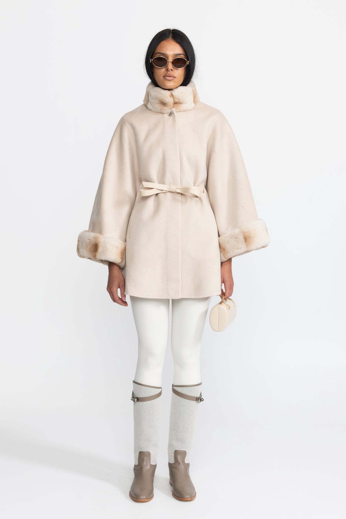 معطف كيب من الصوف بحزام مع ياقة وأساور من الفرو - Ivoire 