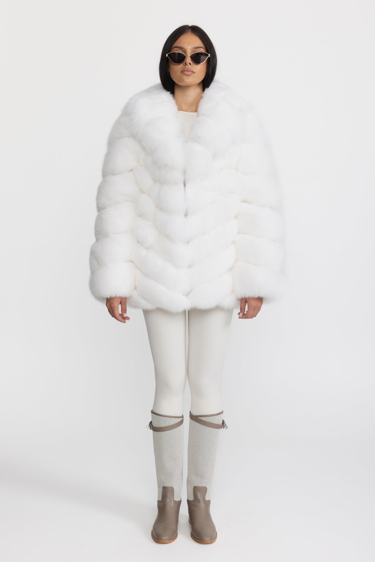 جاكيت فرو الثعلب بطبقات مع ياقة شال oversized – أبيض 