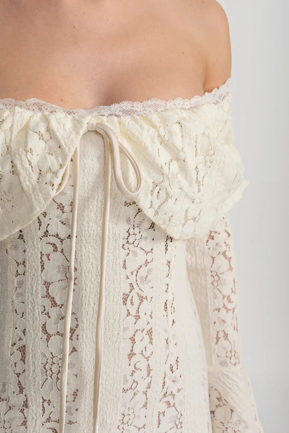 Elegant Off-Shoulder Lace Gown With Long Flared Sleeves - Ivoire