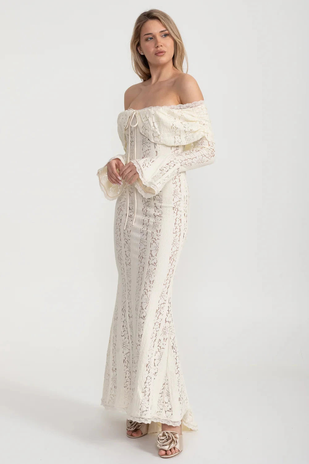 Elegant Off-Shoulder Lace Gown With Long Flared Sleeves - Ivoire