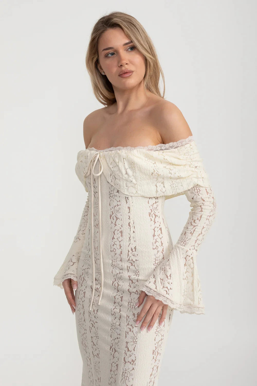 Elegant Off-Shoulder Lace Gown With Long Flared Sleeves - Ivoire