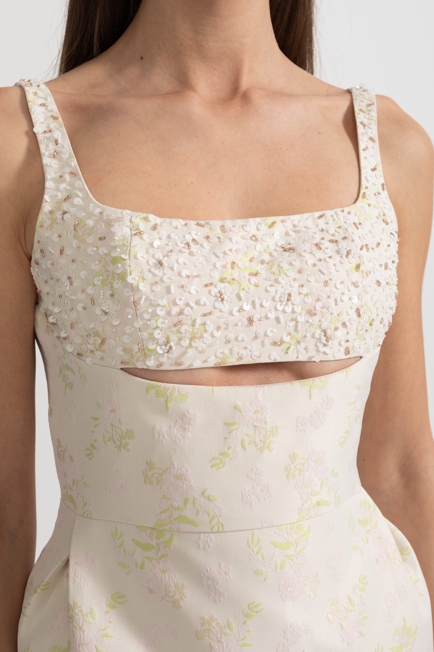 فستان ميدي بدون أكمام برقبة مربعة ونقشة زهور ناعمة وفتحة أمامية - لون العاج 