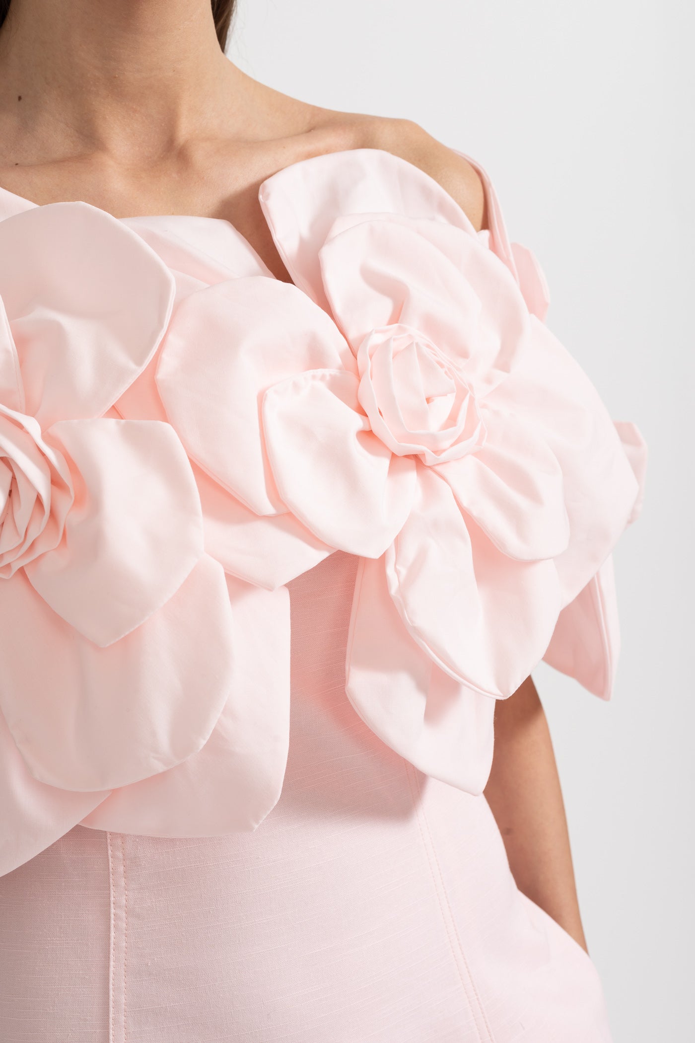 فستان ميدي بدون أكتاف مع لمسات أزهار قماشية كبيرة - وردي 