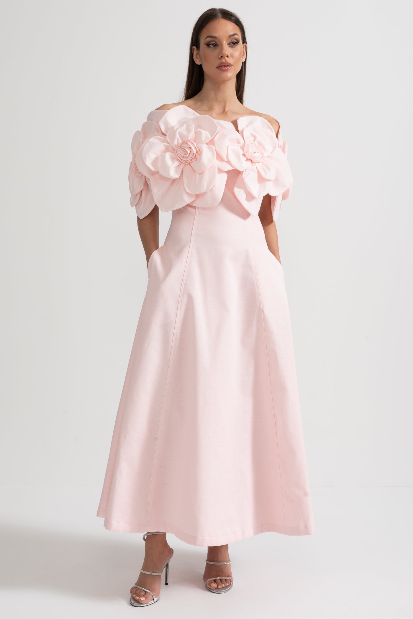 فستان ميدي بدون أكتاف مع لمسات أزهار قماشية كبيرة - وردي 