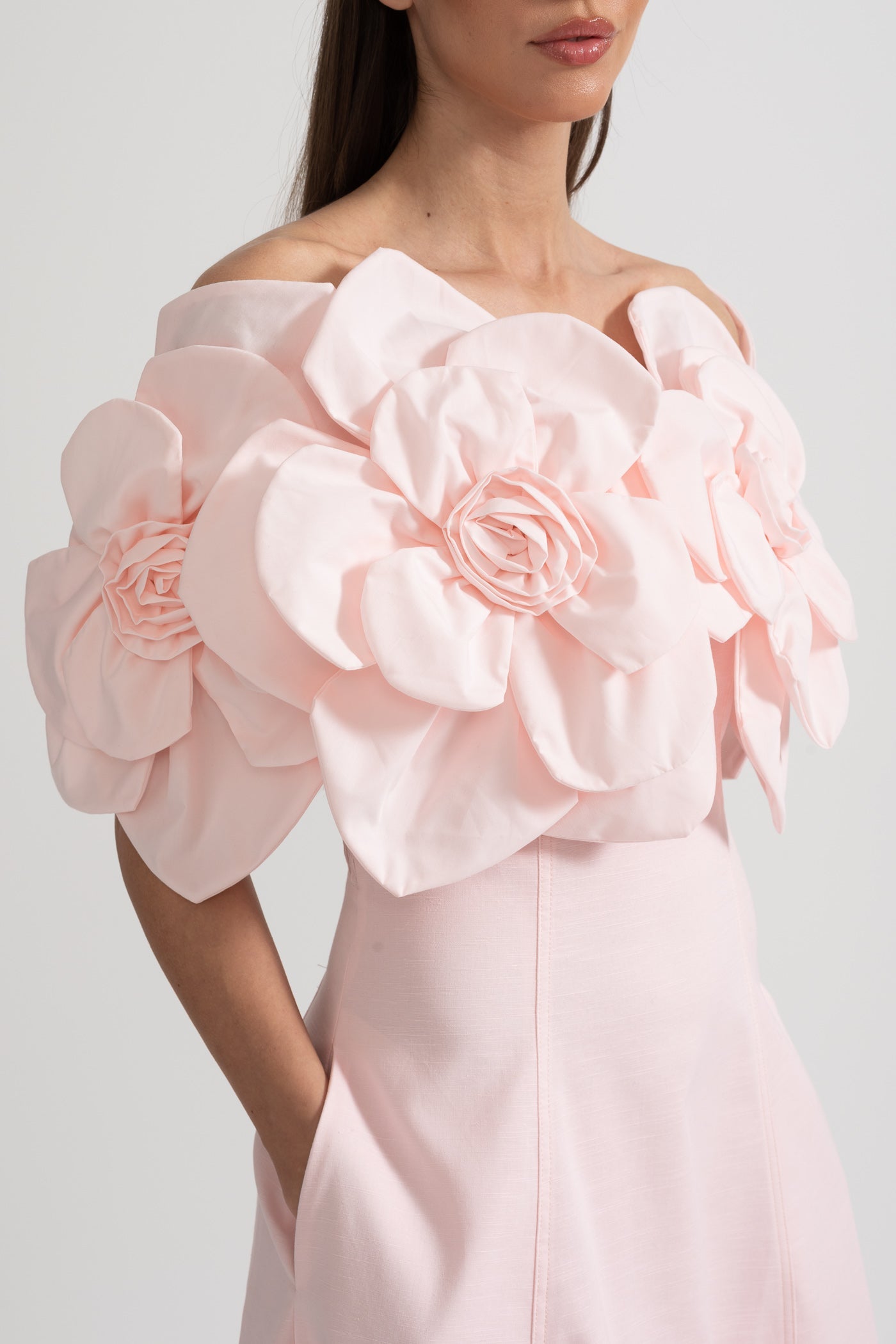 فستان ميدي بدون أكتاف مع لمسات أزهار قماشية كبيرة - وردي 