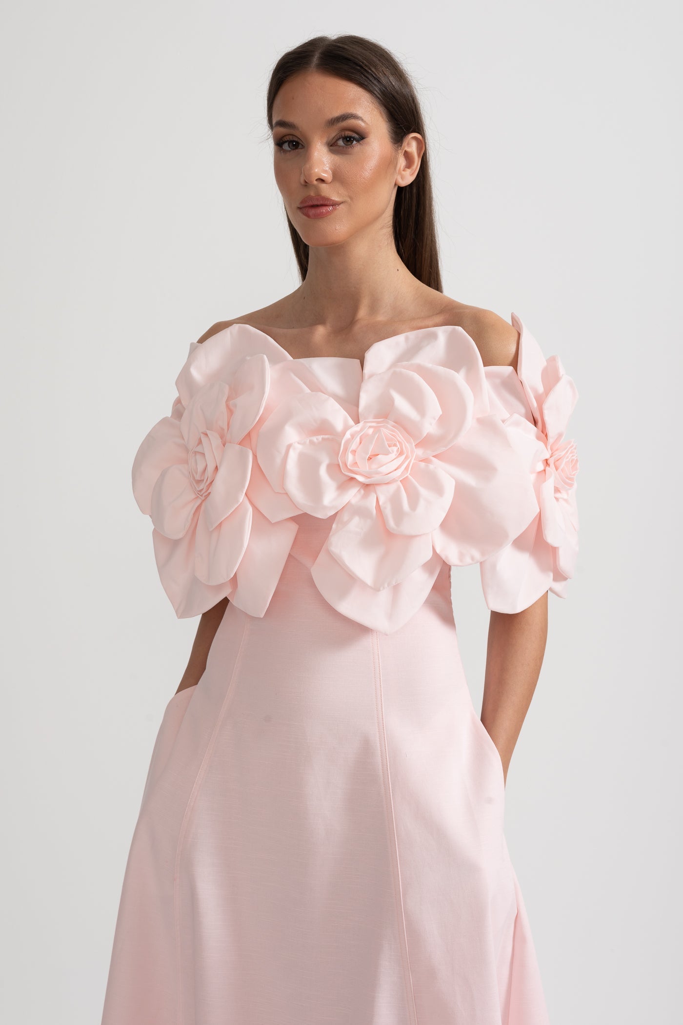 فستان ميدي بدون أكتاف مع لمسات أزهار قماشية كبيرة - وردي 