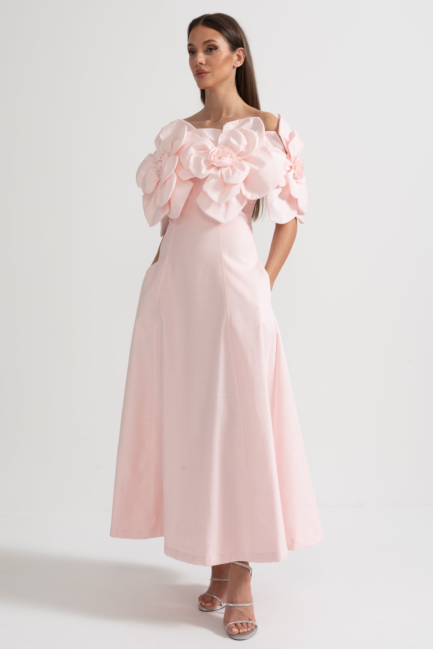 فستان ميدي بدون أكتاف مع لمسات أزهار قماشية كبيرة - وردي 