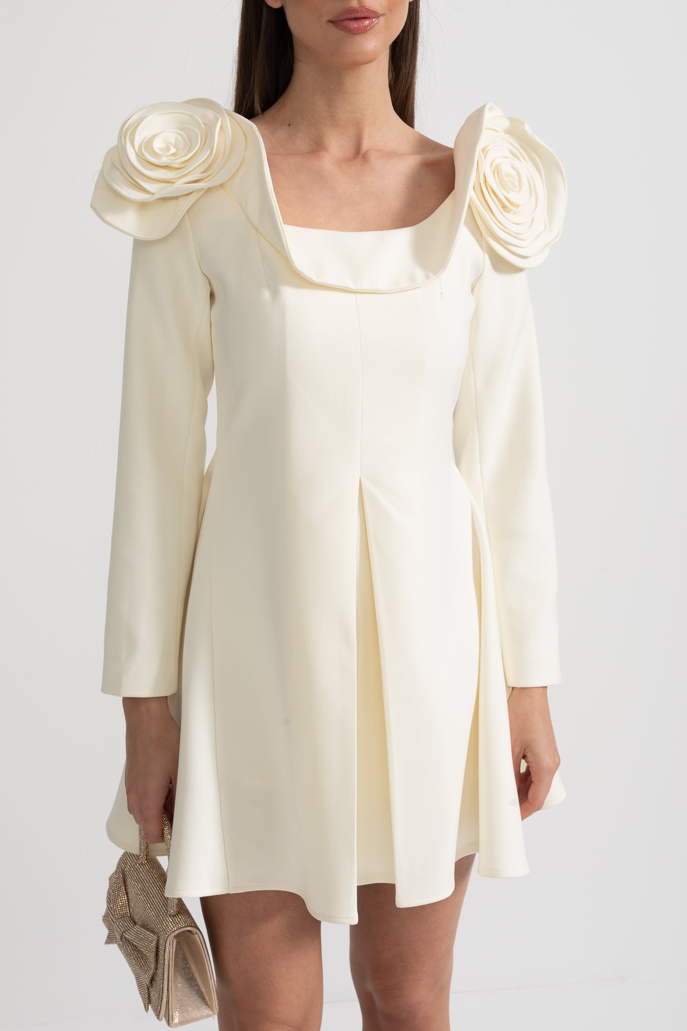 فستان ميني أنيق بياقة مربعة مع تطريزات زهور ثلاثية الأبعاد وتنورة واسعة - بلون العاج 