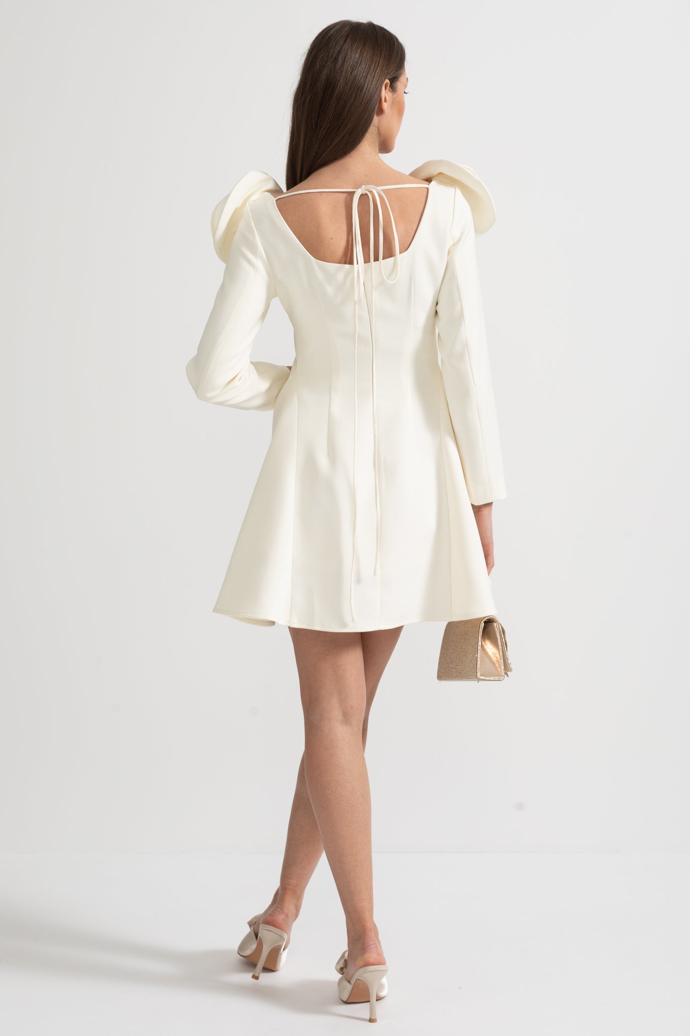 فستان ميني أنيق بياقة مربعة مع تطريزات زهور ثلاثية الأبعاد وتنورة واسعة - بلون العاج 