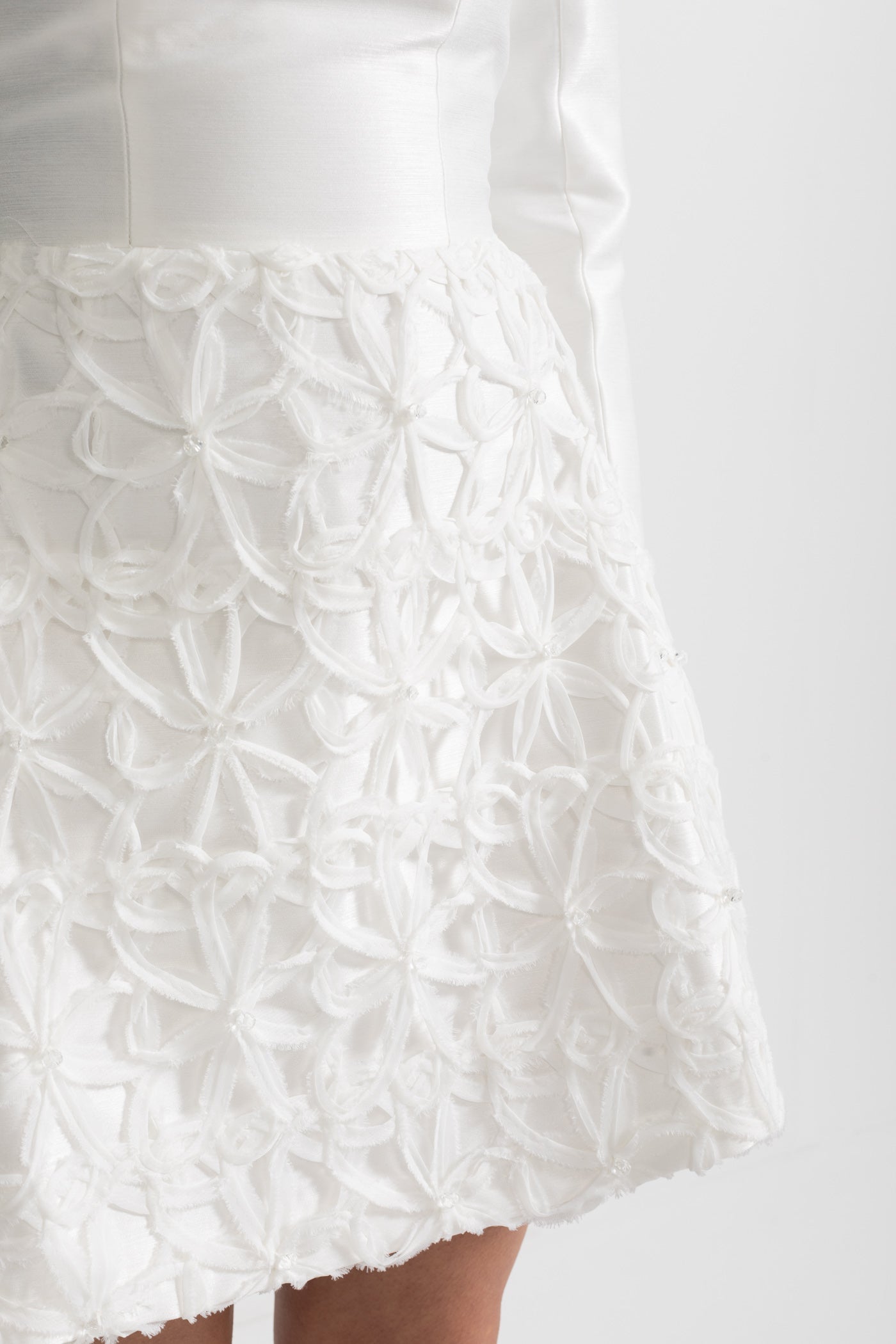 فستان ميني منقوش مع بوليرو كتف منحوت قابل للفصل - أبيض 