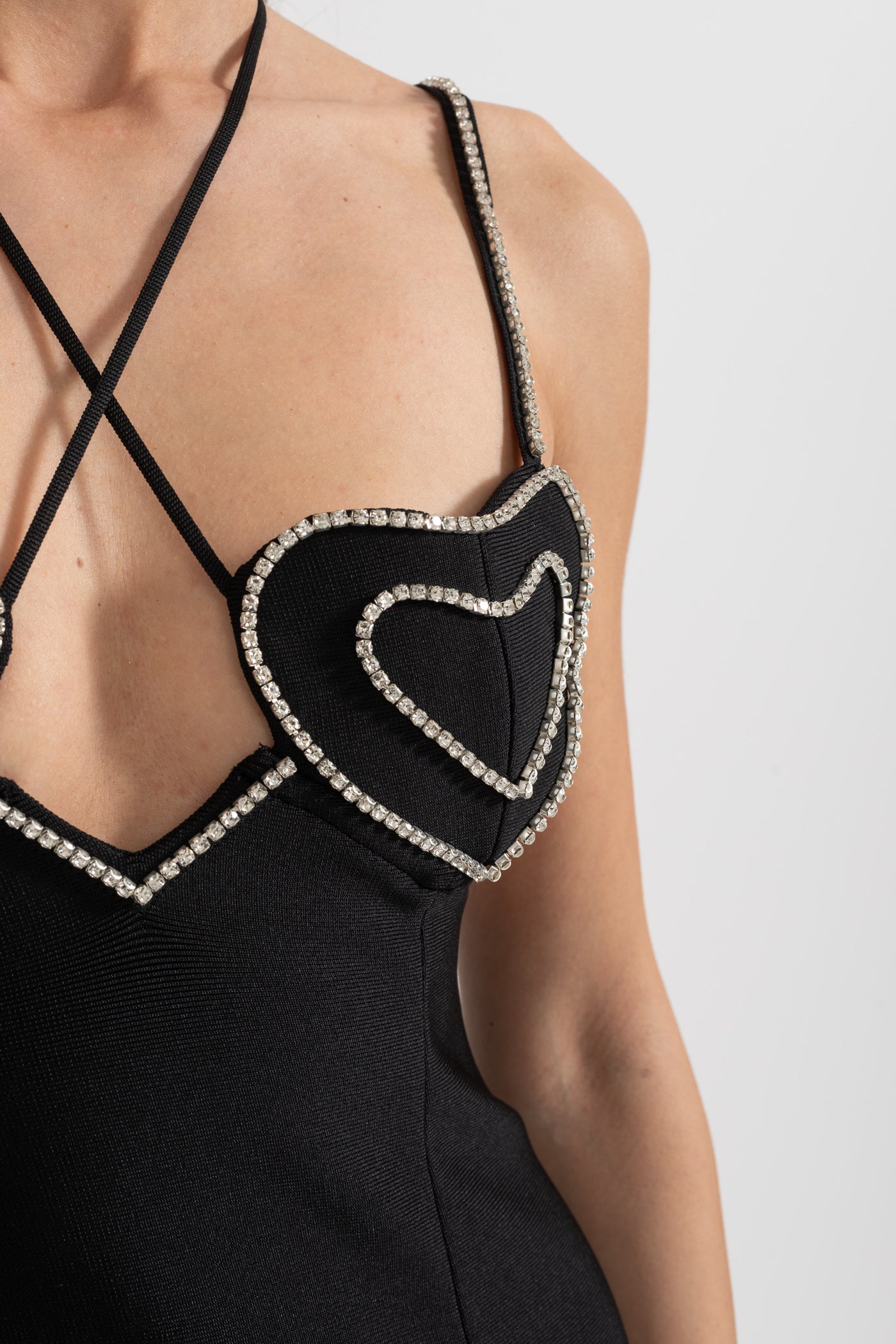 فستان ميني بأشرطة رفيعة دقيقة وتفاصيل صدرية على شكل قلب مرصعة بالكريستال - أسود 