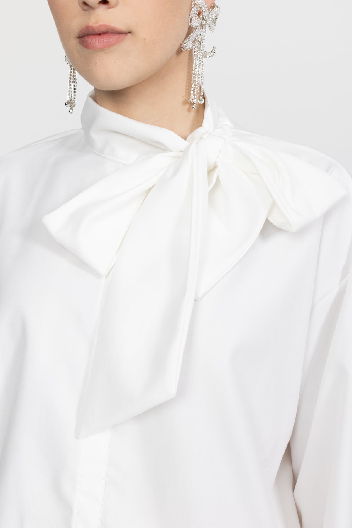 بلوزة بياقة ربطة oversized - أبيض 