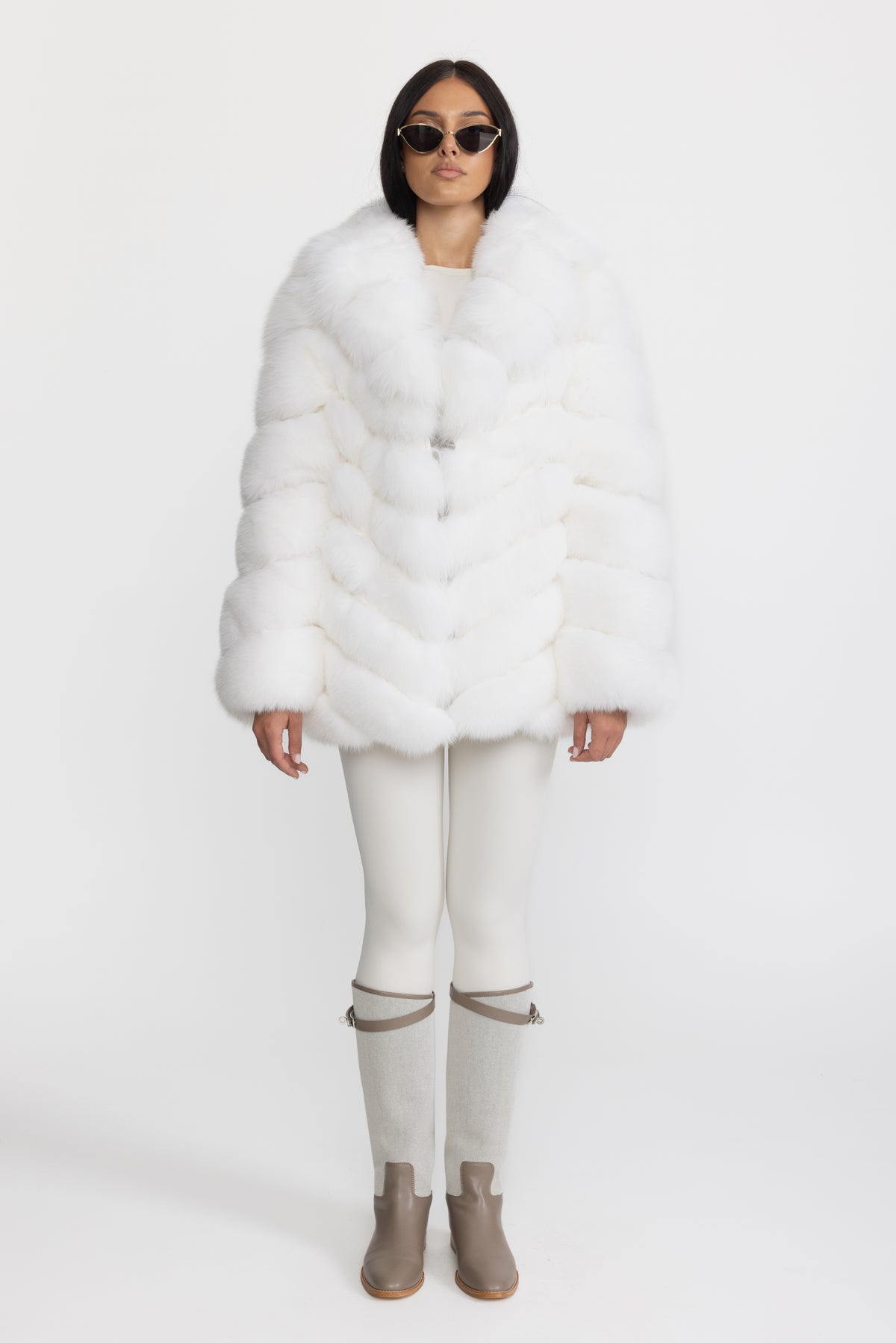 جاكيت فرو الثعلب بطبقات مع ياقة شال oversized – أبيض 