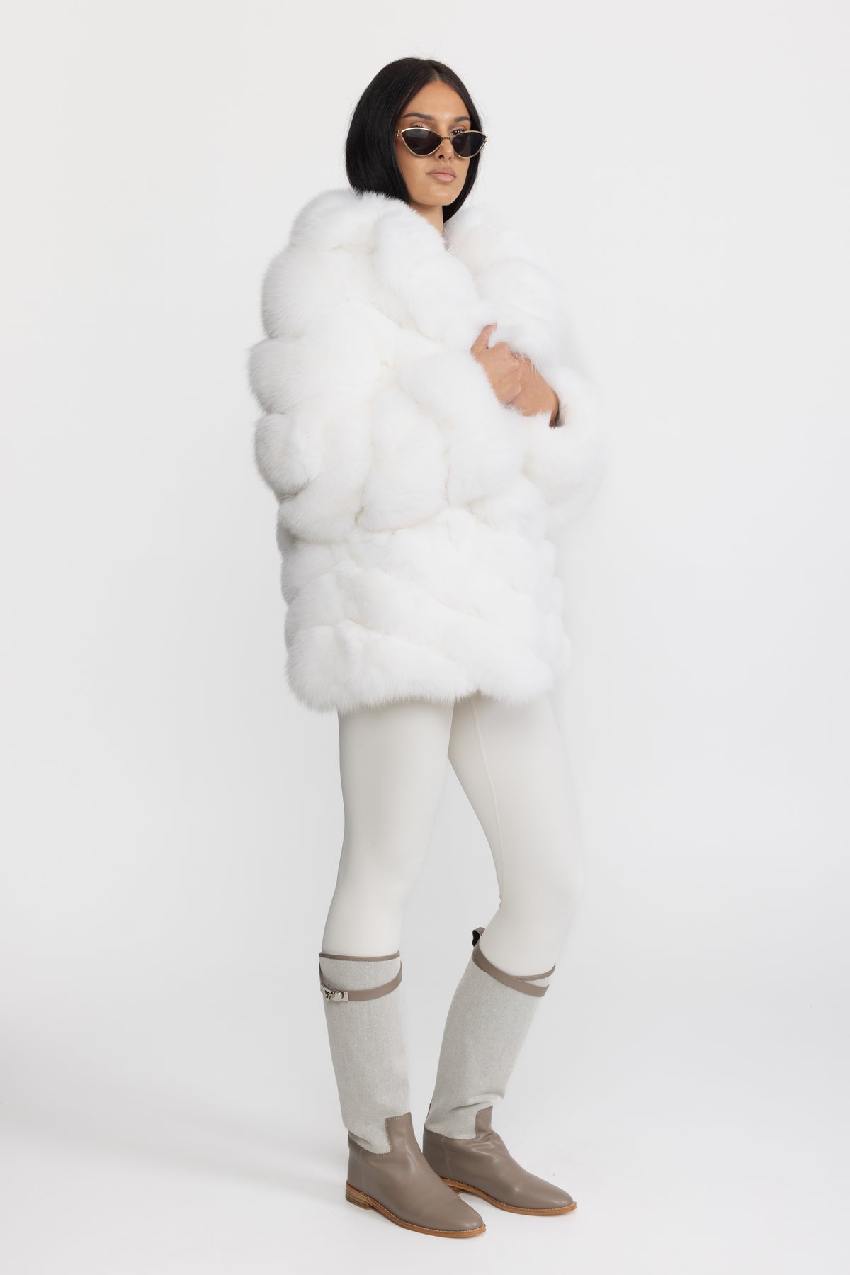 جاكيت فرو الثعلب بطبقات مع ياقة شال oversized – أبيض 