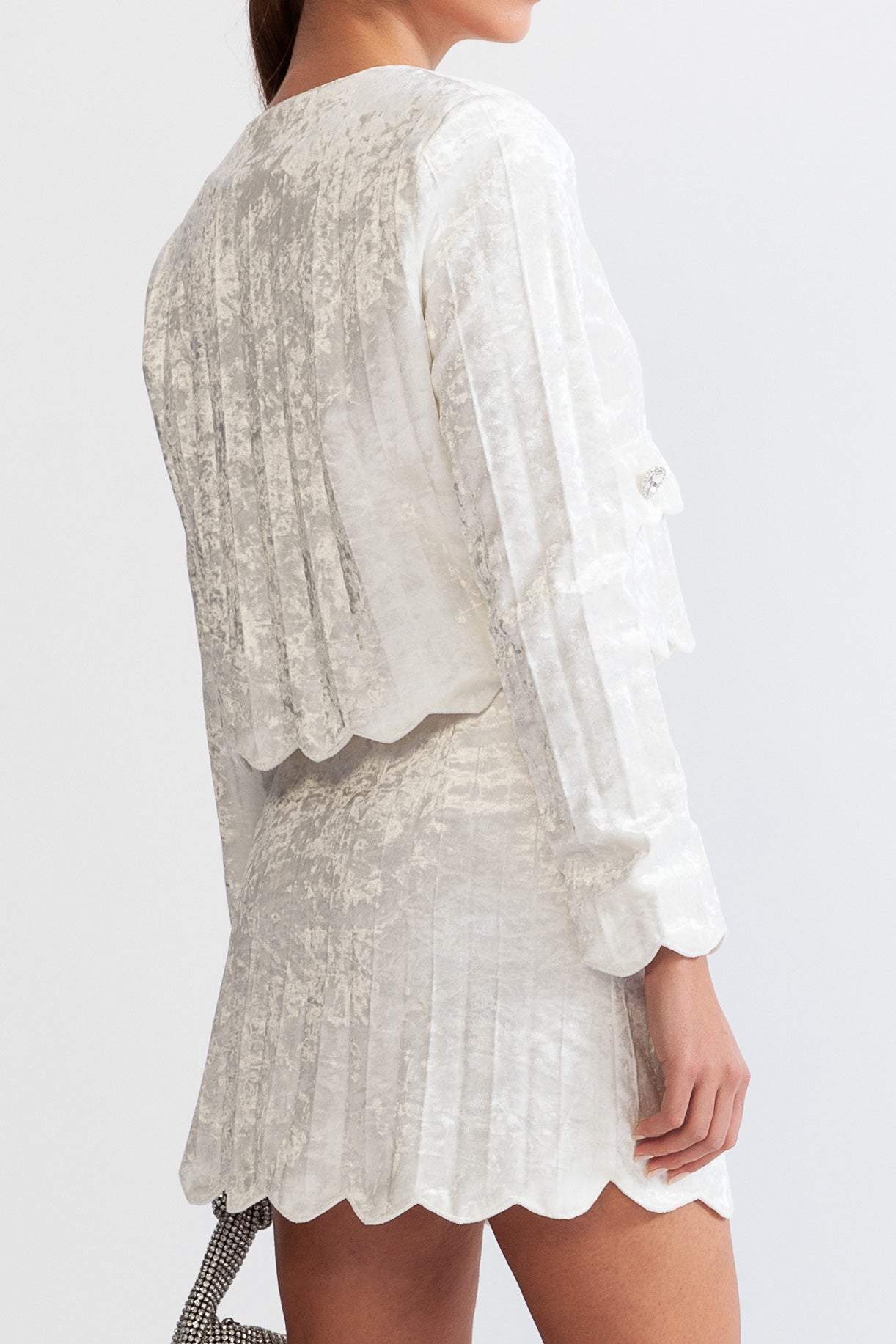 طقم قطيفة بأزرار فضية - أبيض 