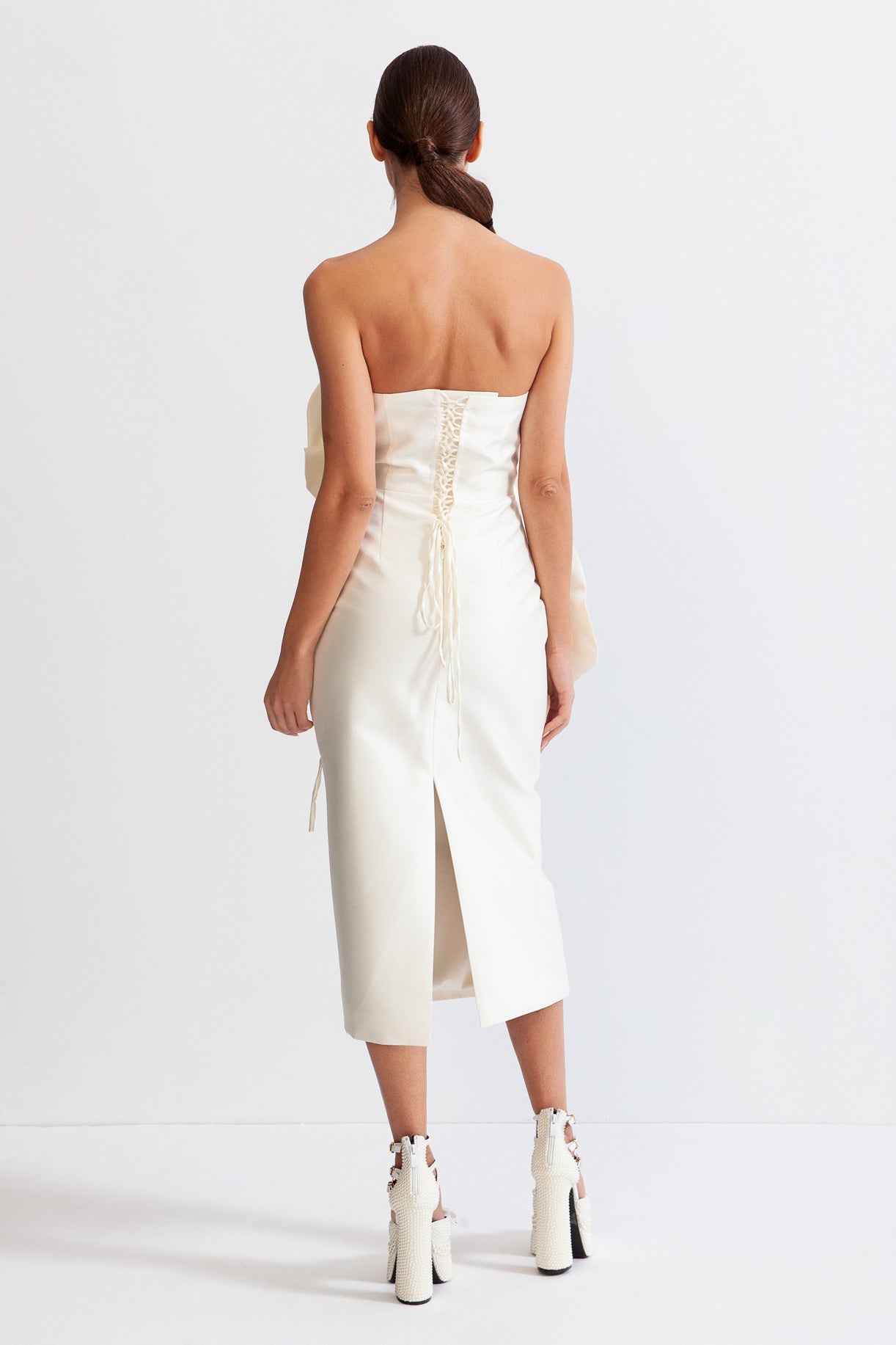 فستان ميدي بتصميم زهرة ثلاثية الأبعاد - لون العاج 