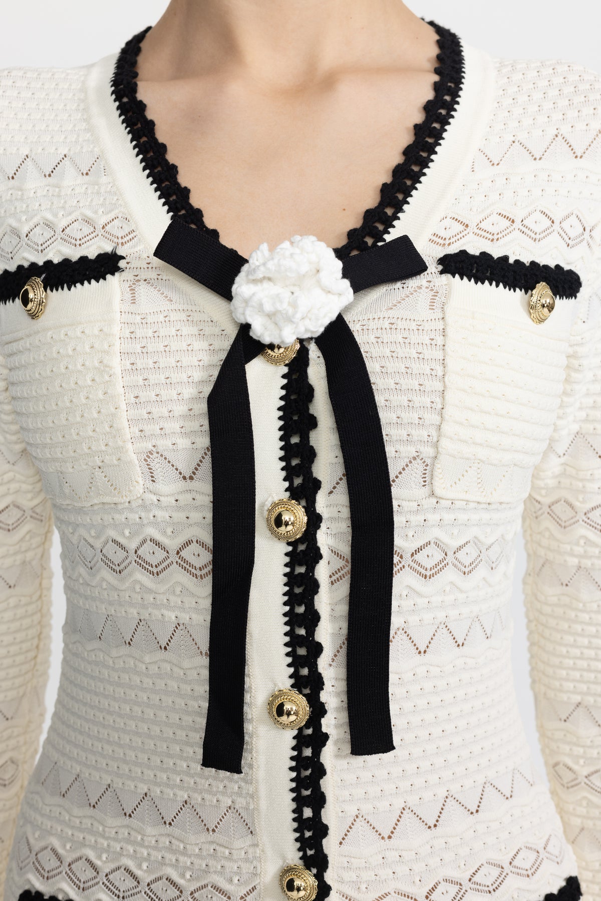 فستان ميدي من التريكو بأزرار وحواف كروشيه مع بروش زهرة - Ivoire 