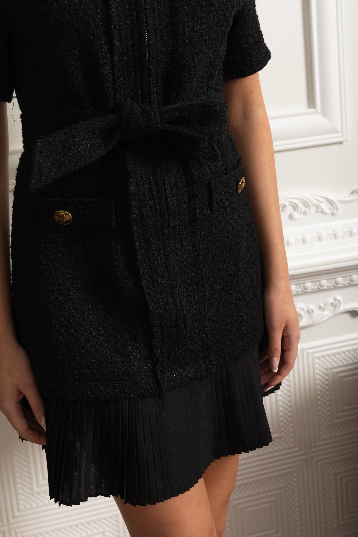 فستان ميني بوقليه مع خصر مزود بحزام وحافة مطوية - أسود 