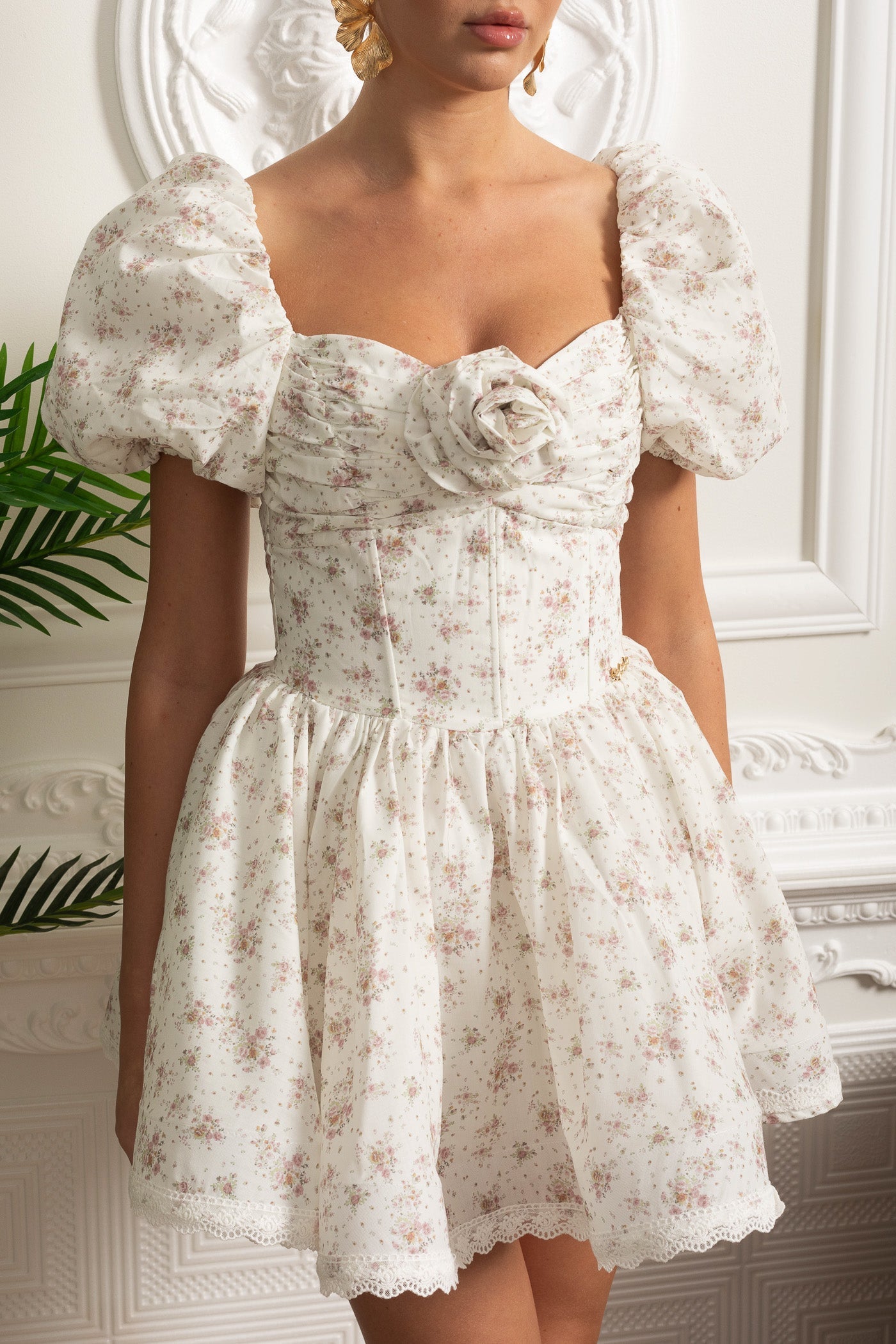 فستان قصير مزهر بأكمام منتفخة وتفاصيل ورد ثلاثية الأبعاد - أبيض/وردي 