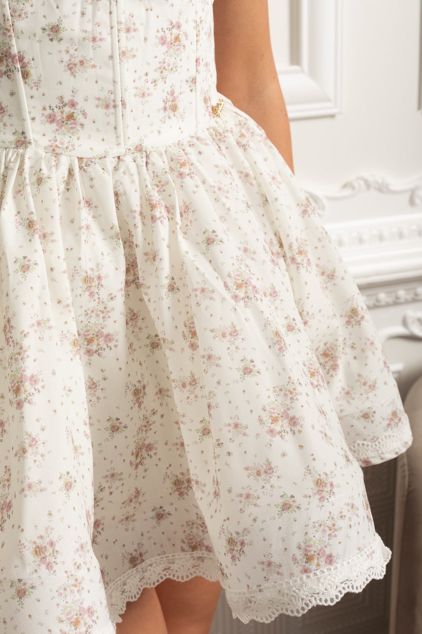 فستان قصير مزهر بأكمام منتفخة وتفاصيل ورد ثلاثية الأبعاد - أبيض/وردي 