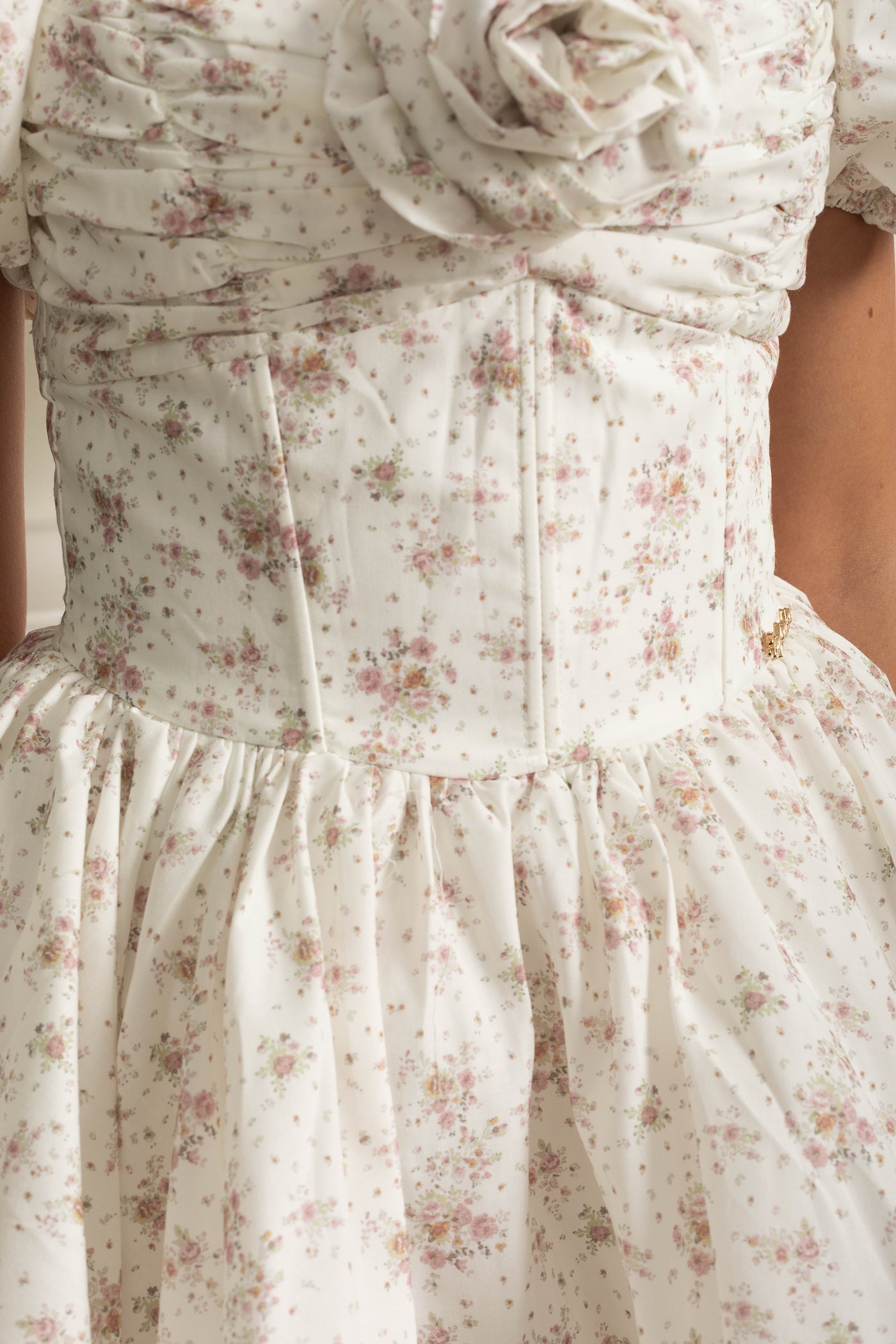 فستان قصير مزهر بأكمام منتفخة وتفاصيل ورد ثلاثية الأبعاد - أبيض/وردي 