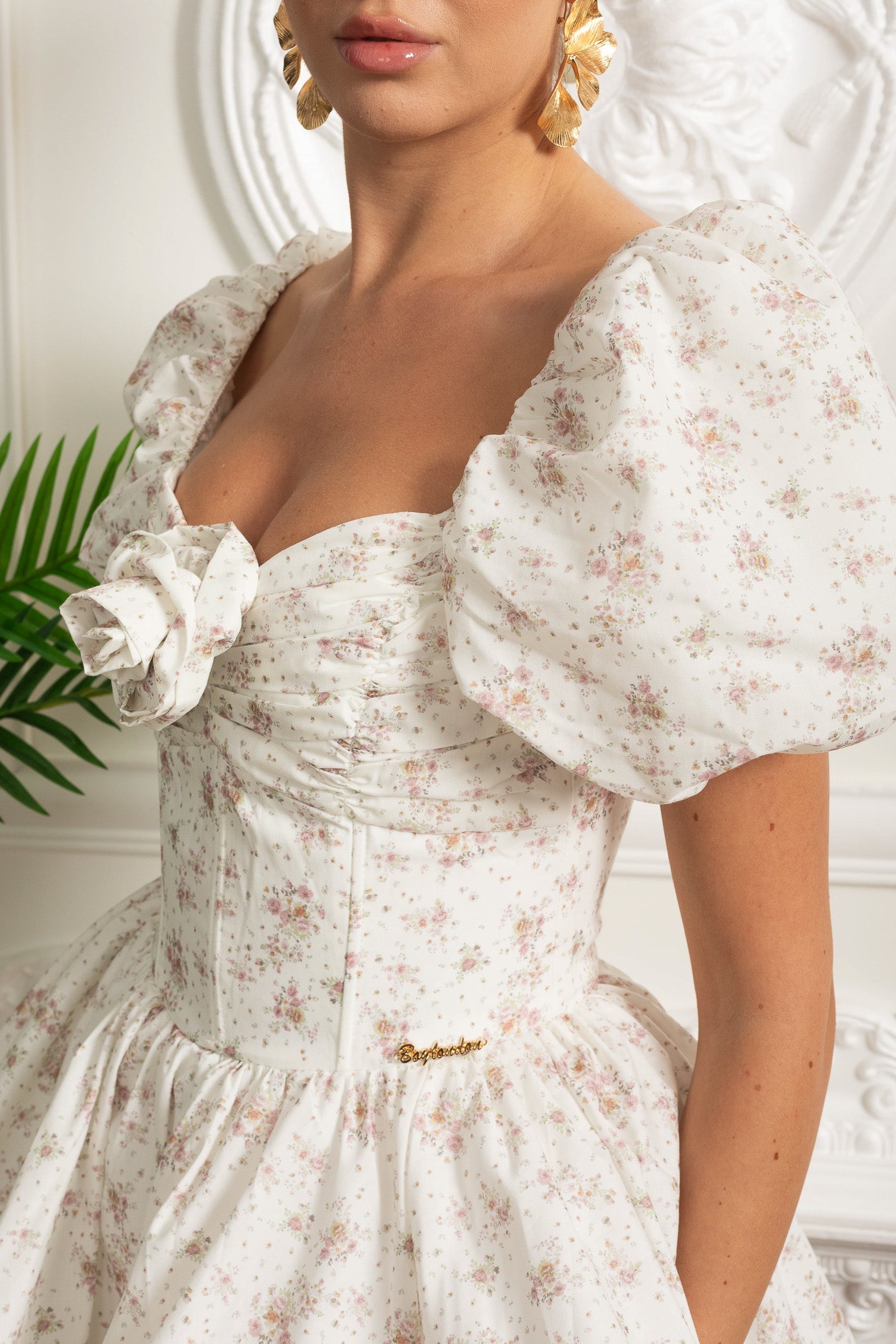 فستان قصير مزهر بأكمام منتفخة وتفاصيل ورد ثلاثية الأبعاد - أبيض/وردي 