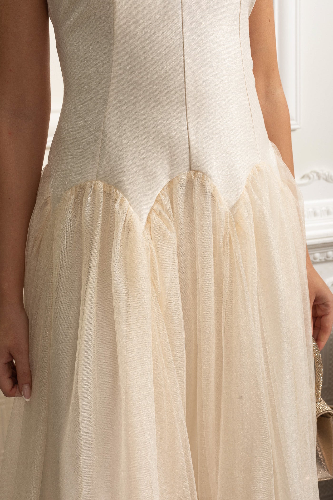 فستان ميدي بدون أكمام بتنورة تول وياقة مزينة باللؤلؤ - Ivoire 