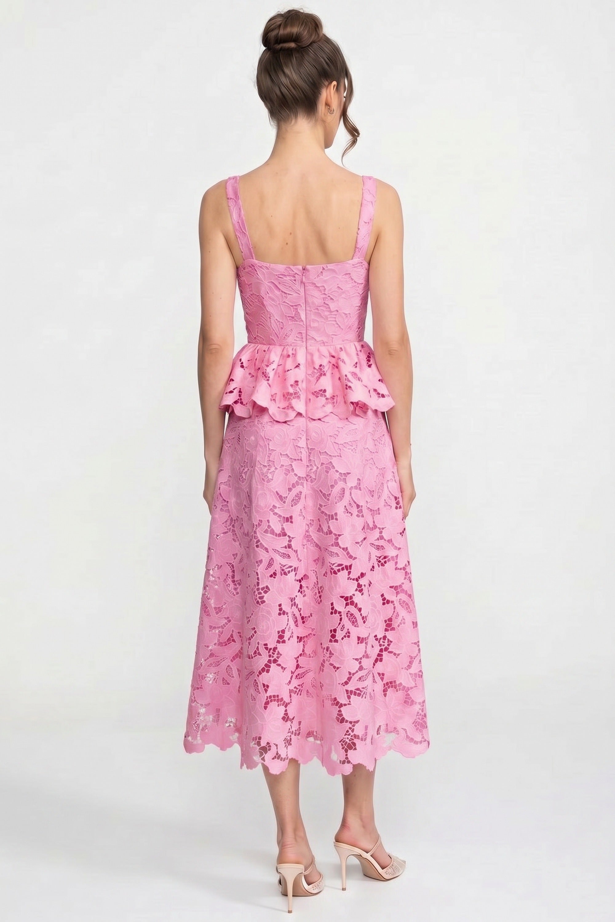 فستان Peplum من الدانتيل بلا أكمام مع تنورة ميدي وأزرار ذهبية - Pink 
