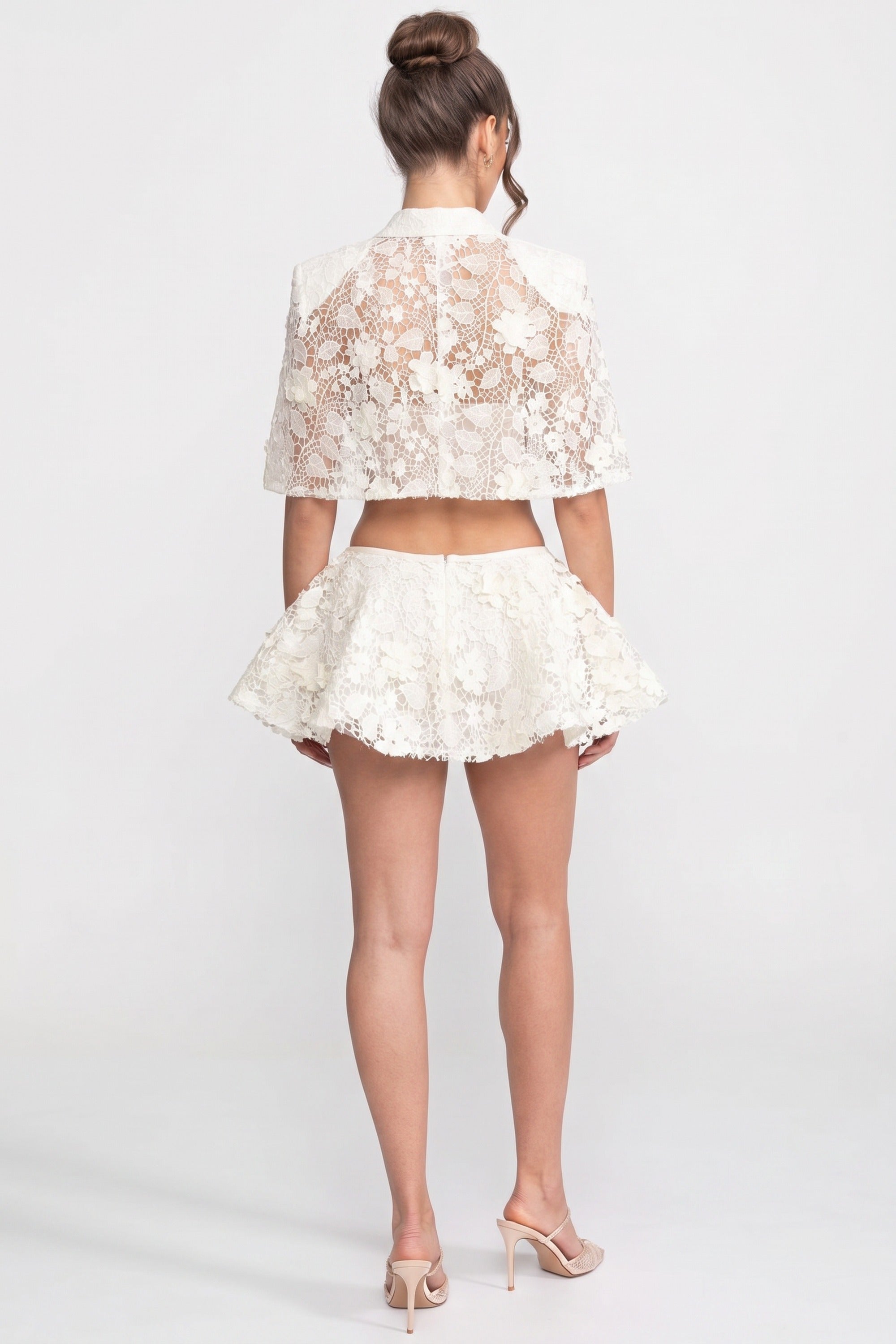طقم Lace Co-Ord مع كاب بأزرار وتنورة ميني بفيونكة - White 