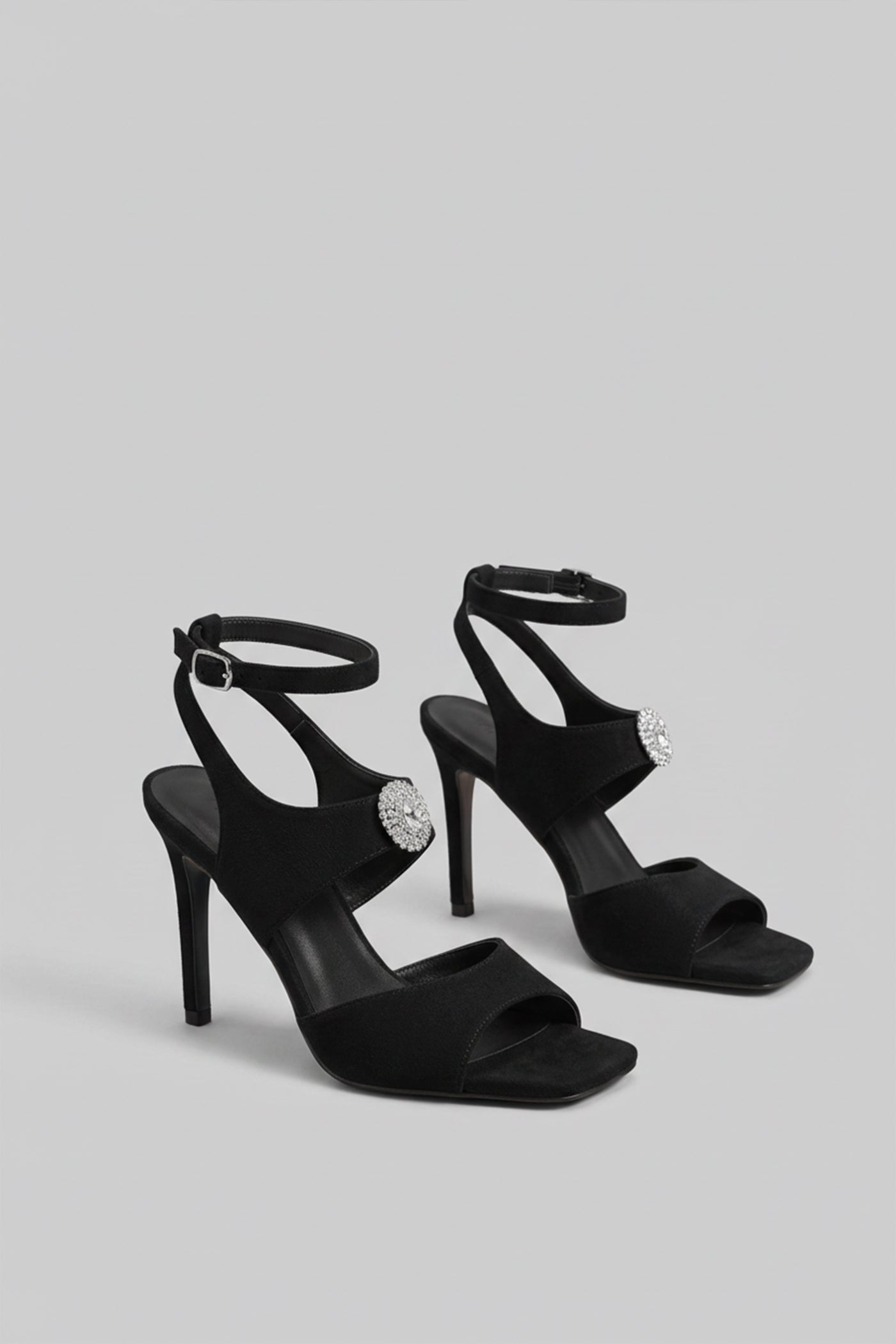 صنادل بكعب عالي من الجلد المدبوغ مع تفاصيل مزينة بالكريستال - أسود 