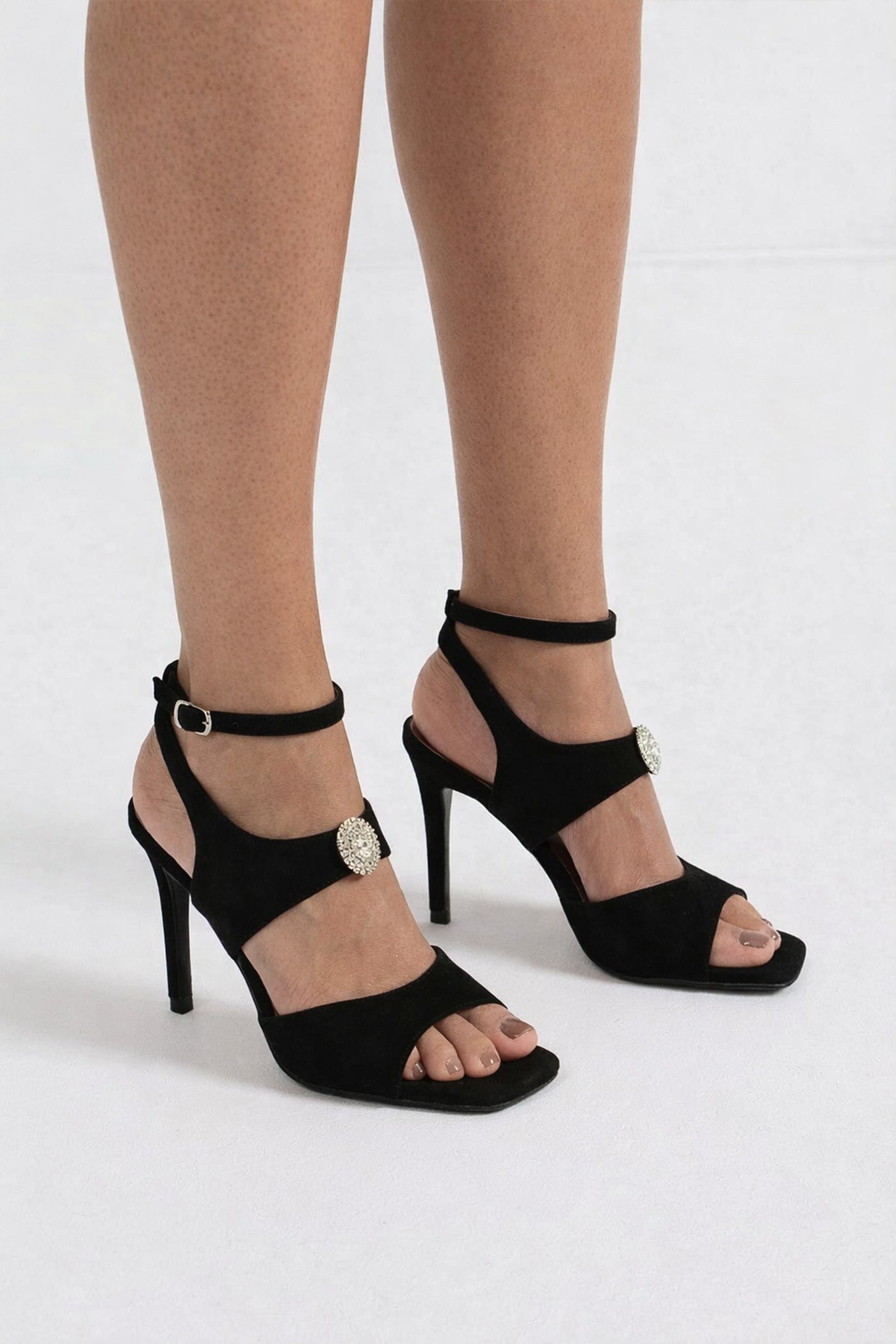 صنادل بكعب عالي من الجلد المدبوغ مع تفاصيل مزينة بالكريستال - أسود 