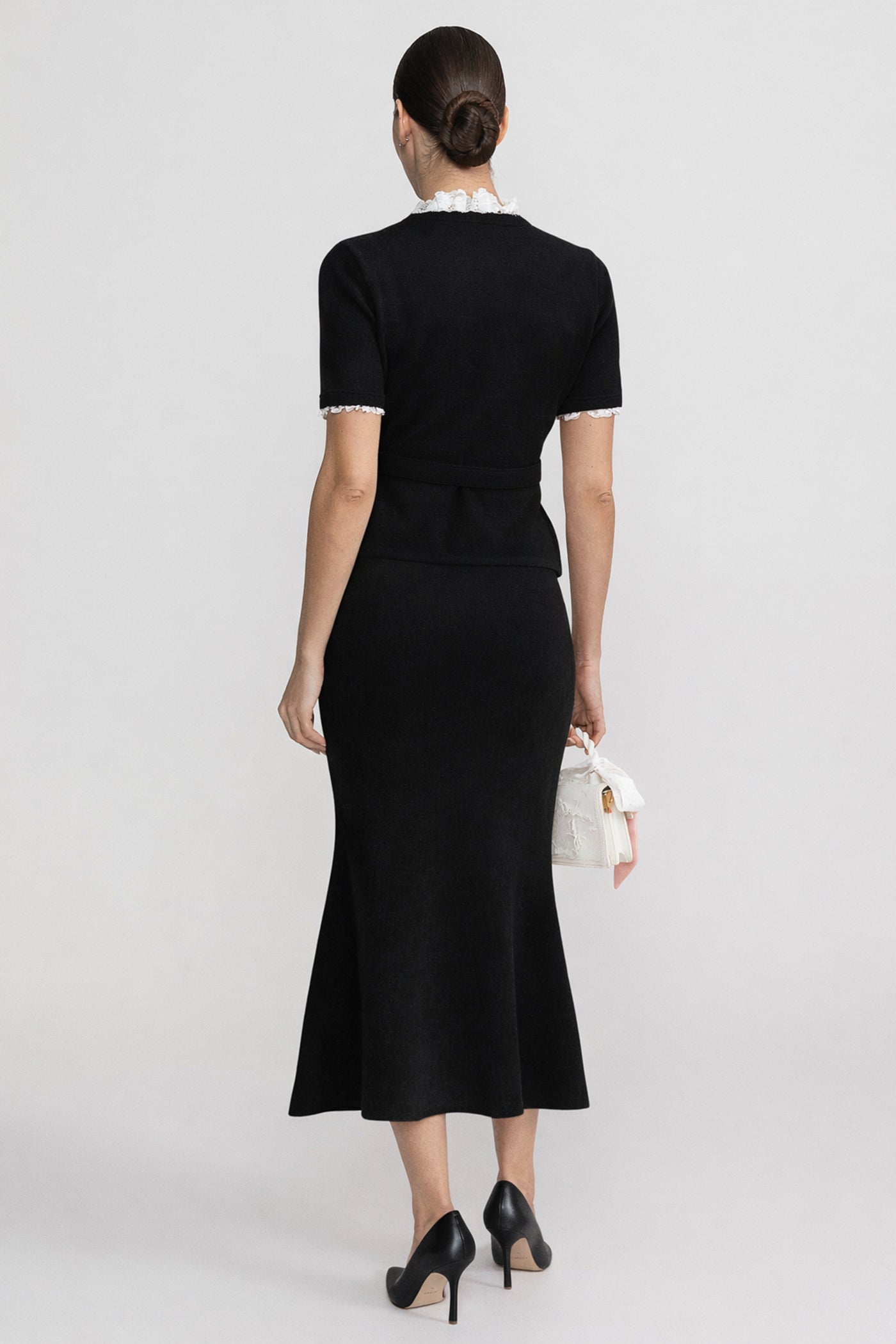 طقم منسق بأكمام قصيرة مع خصر بيبلوم وحزام بأزرار كريستالية - أسود 