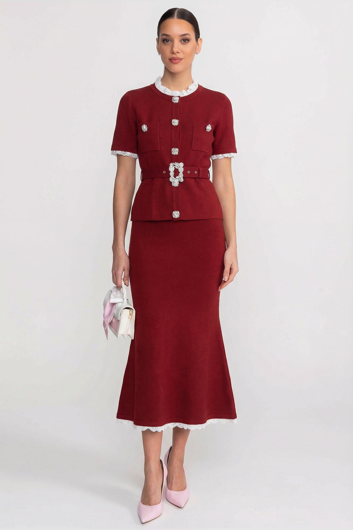 طقم بأكمام قصيرة مع خصر بيبلوم وحزام بأزرار كريستالية - لون عنابي 