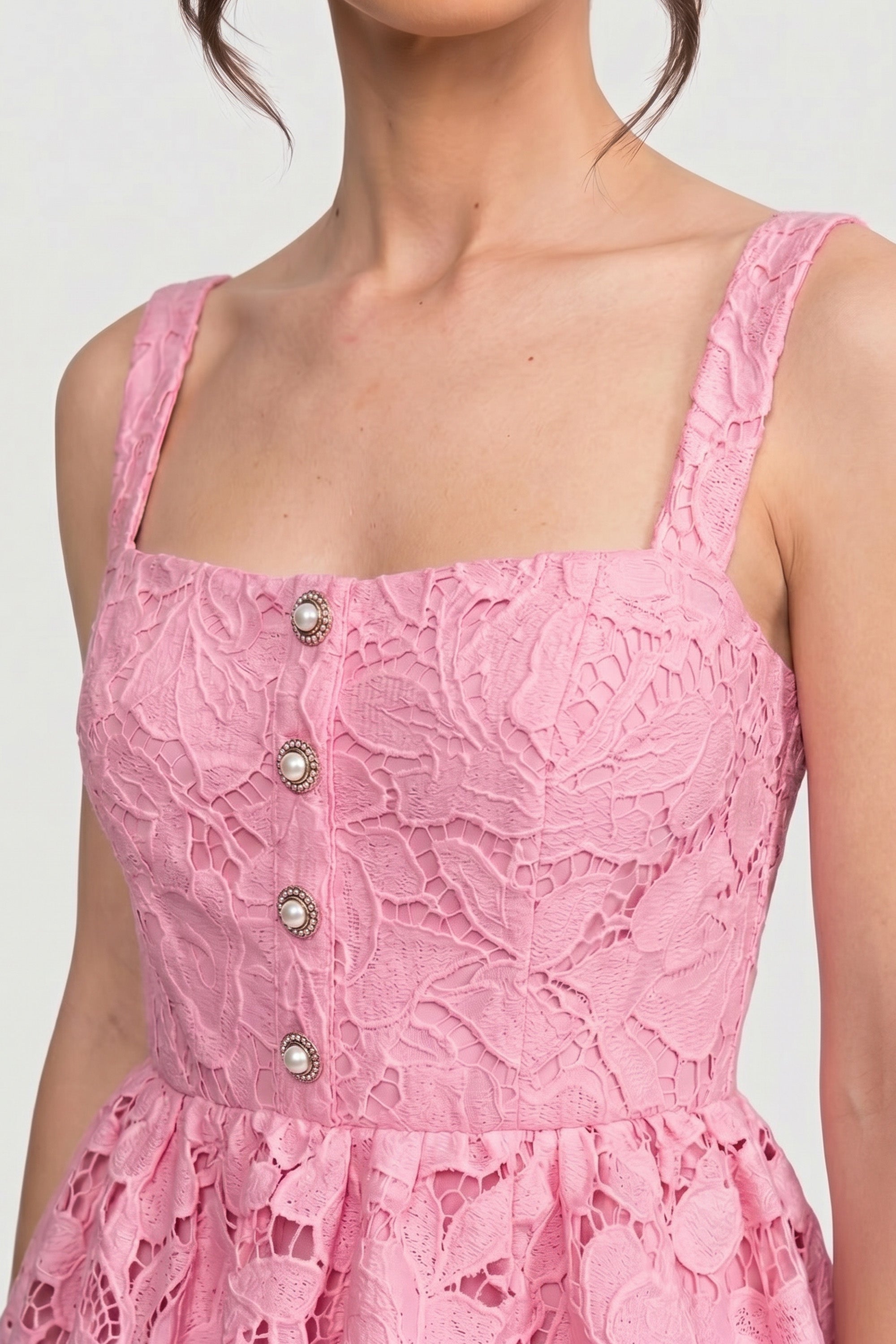 فستان Peplum من الدانتيل بلا أكمام مع تنورة ميدي وأزرار ذهبية - Pink 