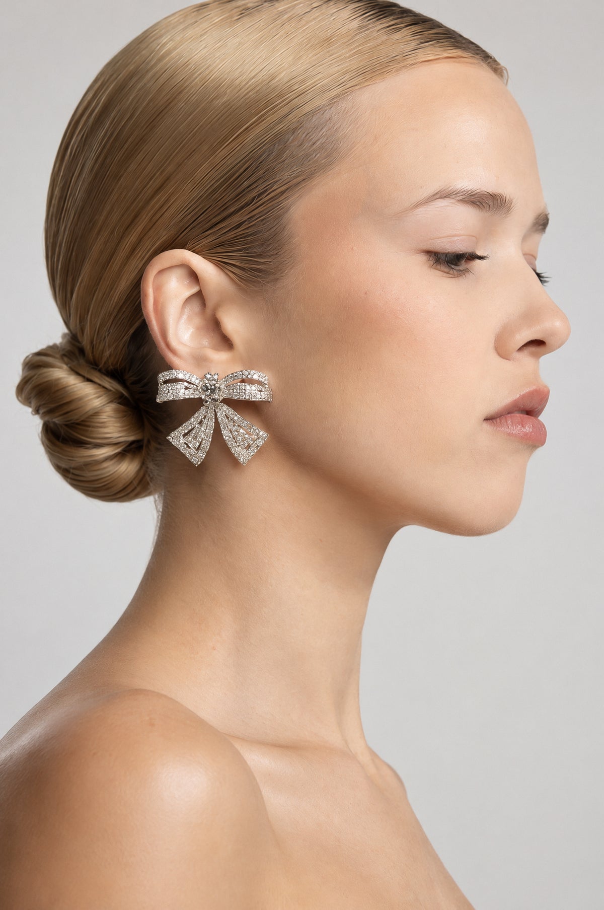 أقراط Crystal Bow Statement باللون الفضي 