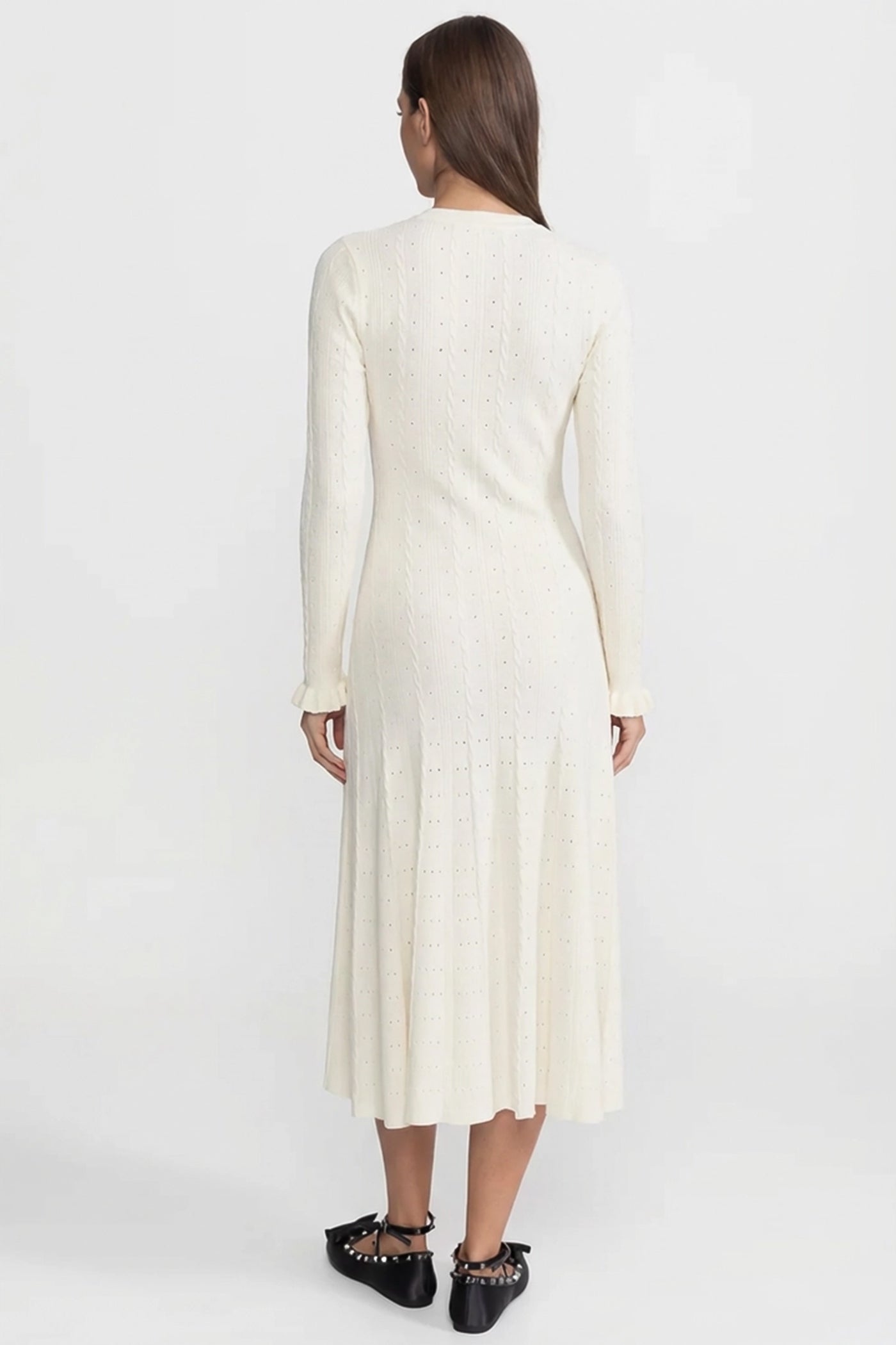 فستان ميدي محبوك بأزرار أمامية وتفاصيل بوينتيل – إيفوار 