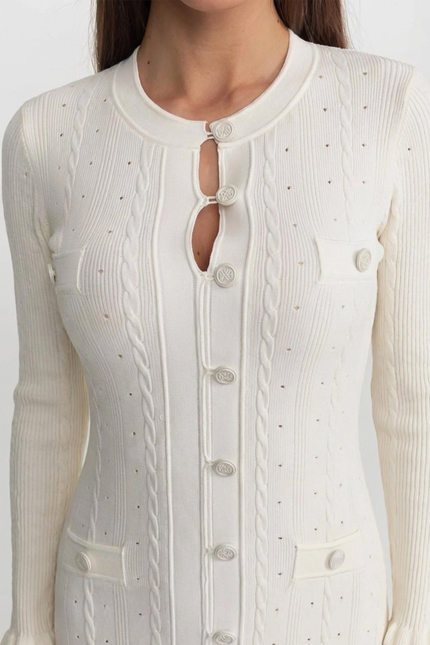 فستان ميدي محبوك بأزرار أمامية وتفاصيل بوينتيل – إيفوار 