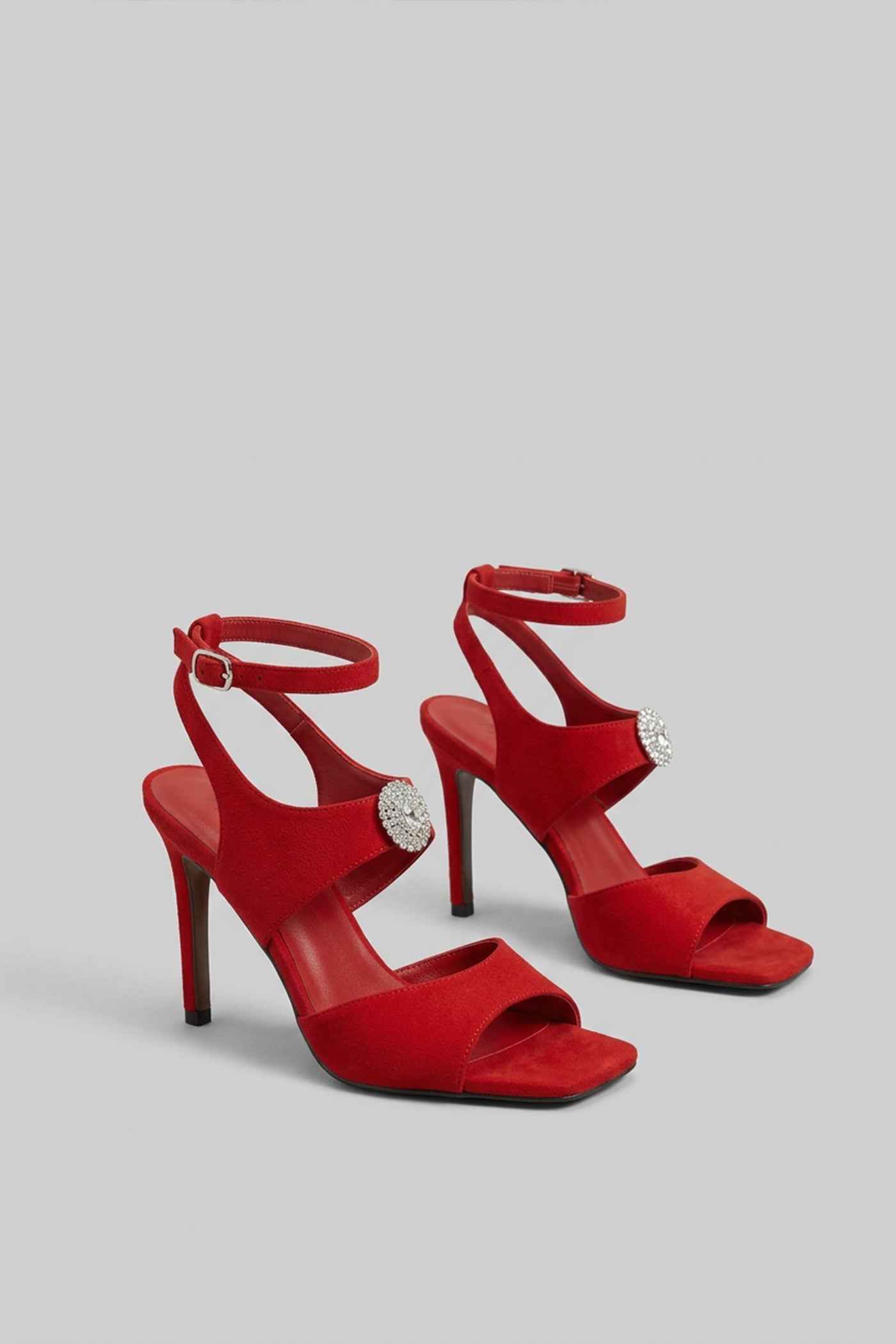 صنادل كعب عالي من الجلد المدبوغ بتفاصيل مزينة بالكريستال - أحمر 