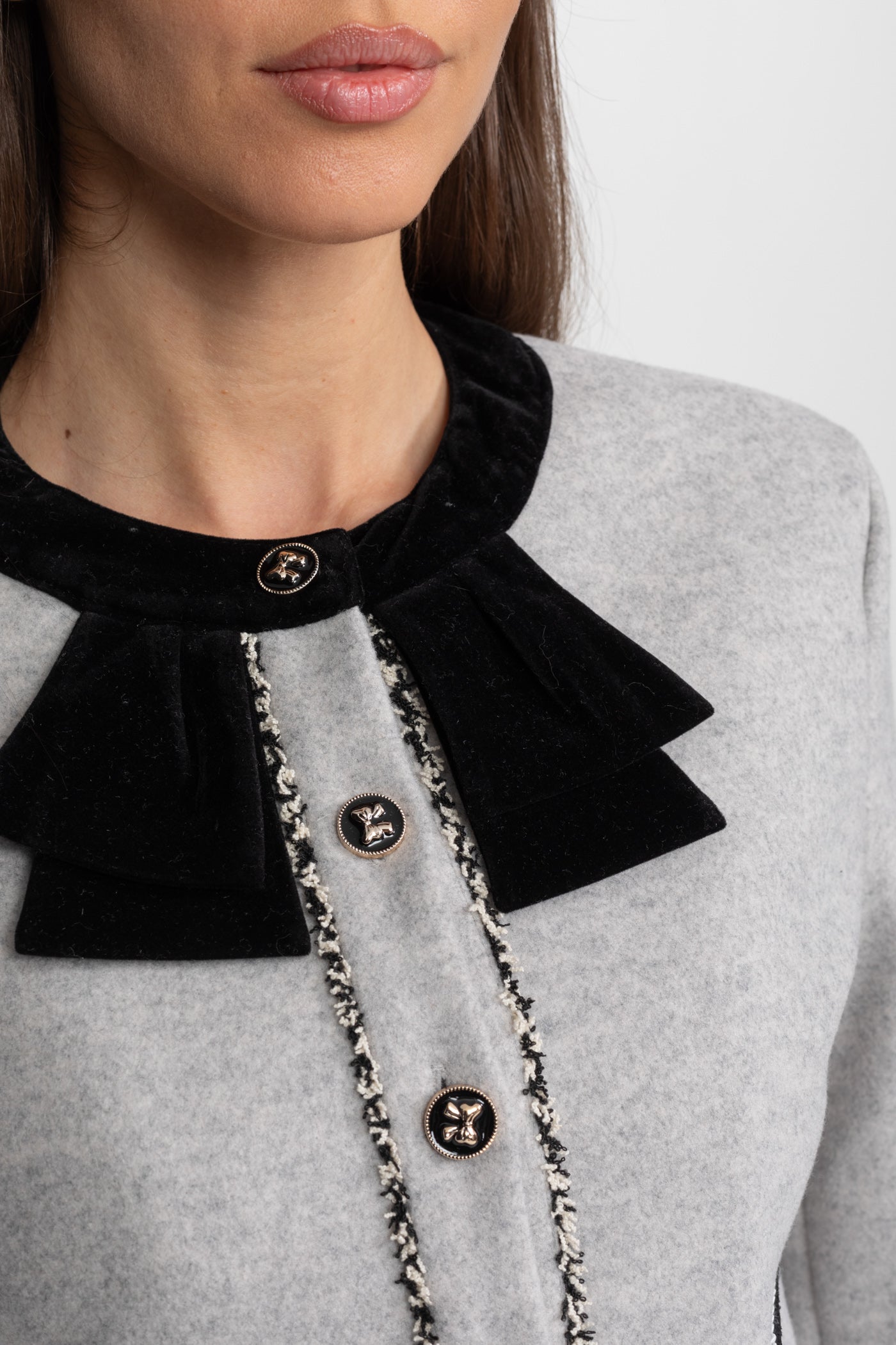 طقم منسق مع تفاصيل طوق فيونكة مخملية – رمادي 