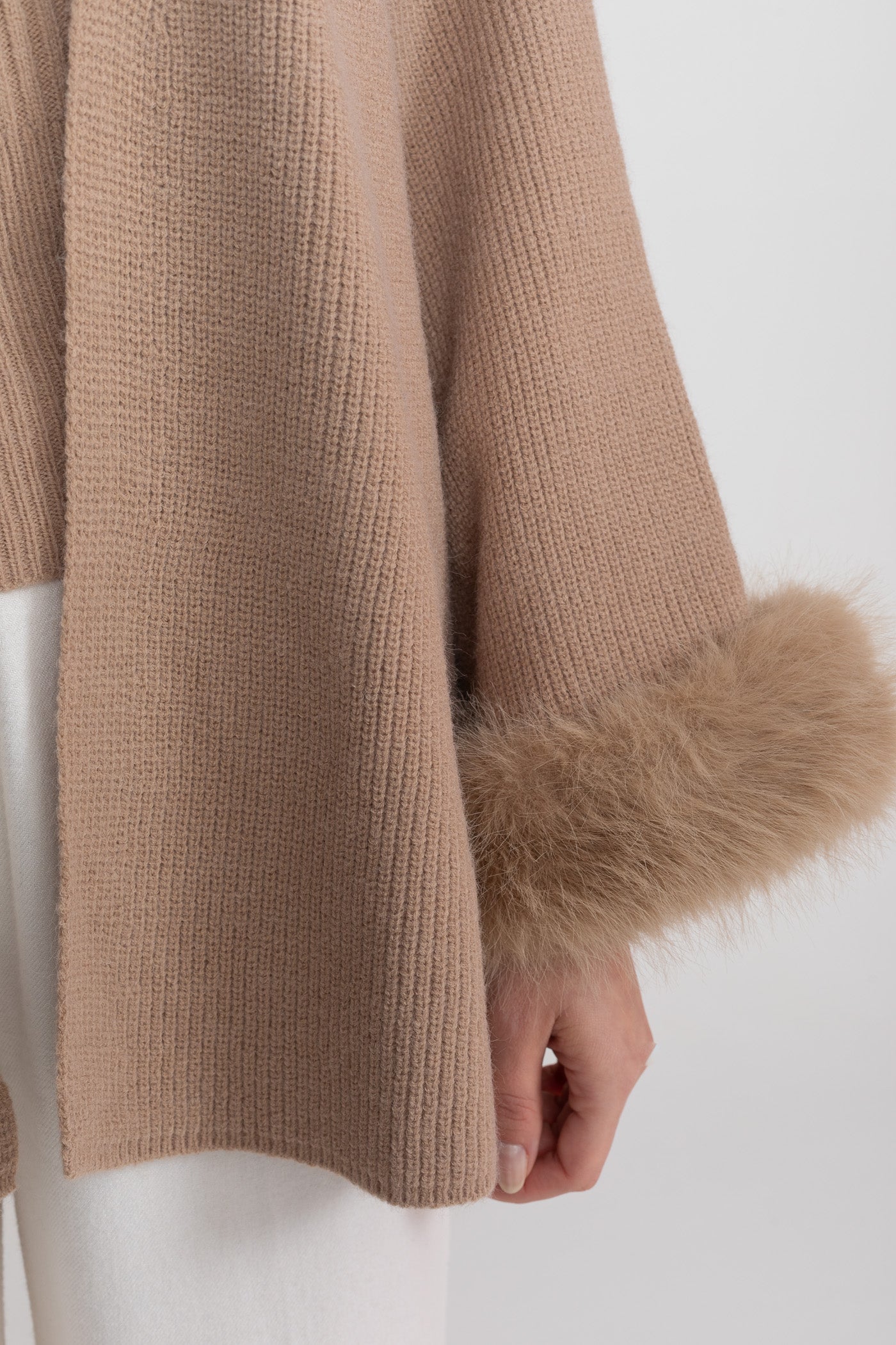 طقم من قطعتين محبوك مزين بالكريستال وأساور مخططة - بيج 