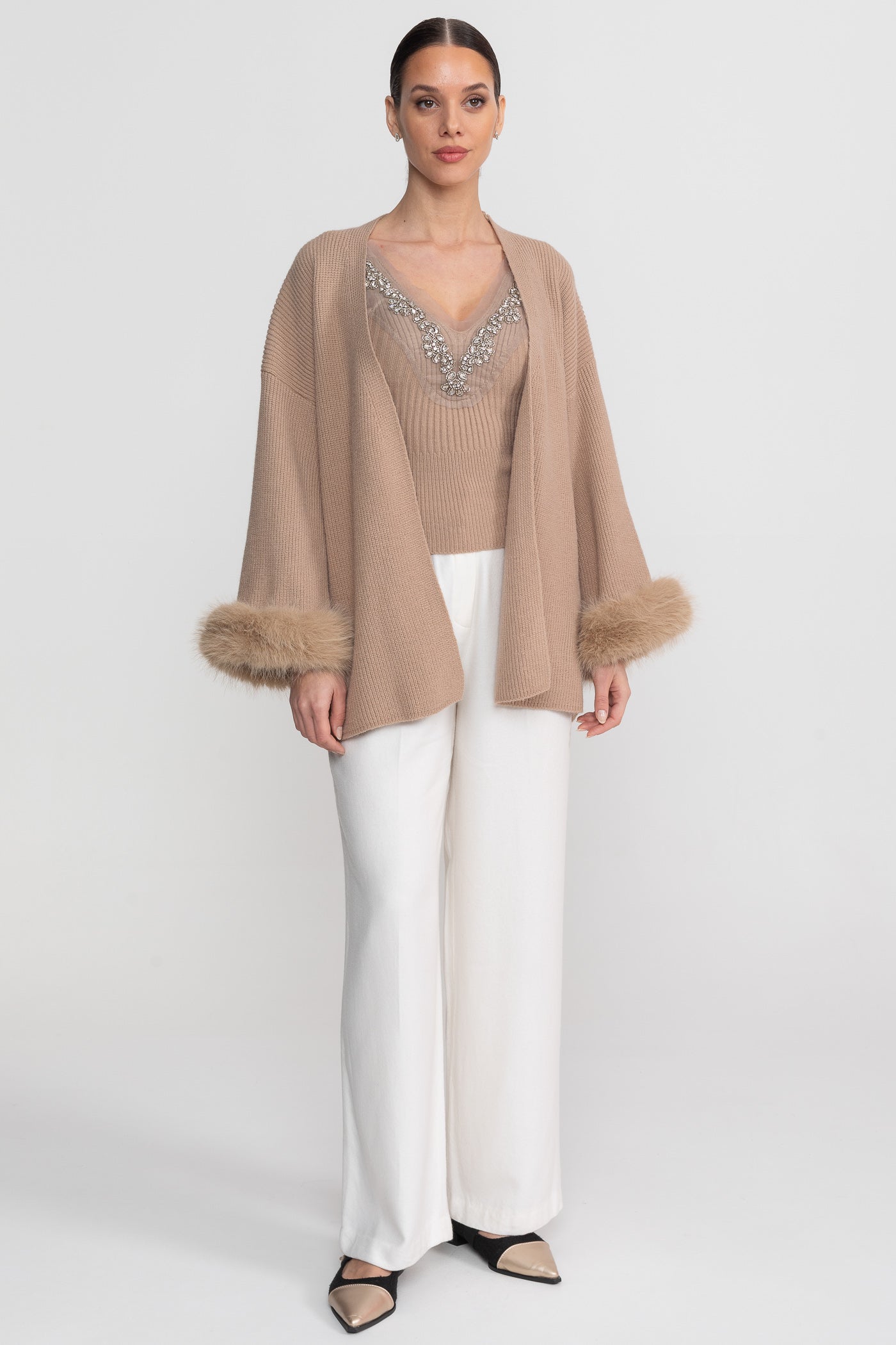 طقم من قطعتين محبوك مزين بالكريستال وأساور مخططة - بيج 