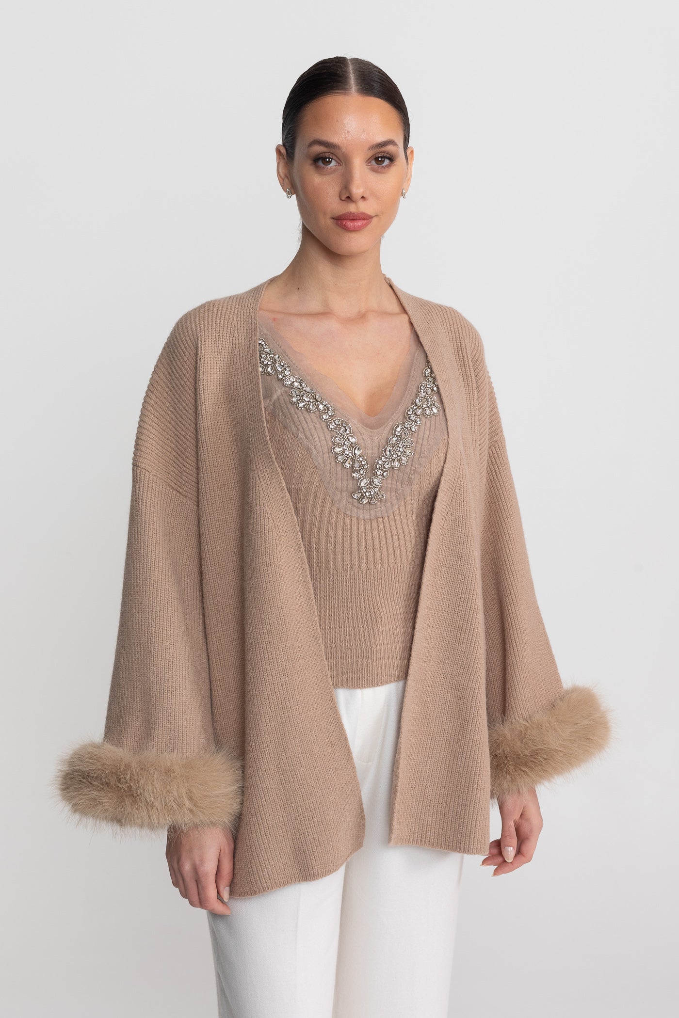 طقم من قطعتين محبوك مزين بالكريستال وأساور مخططة - بيج 